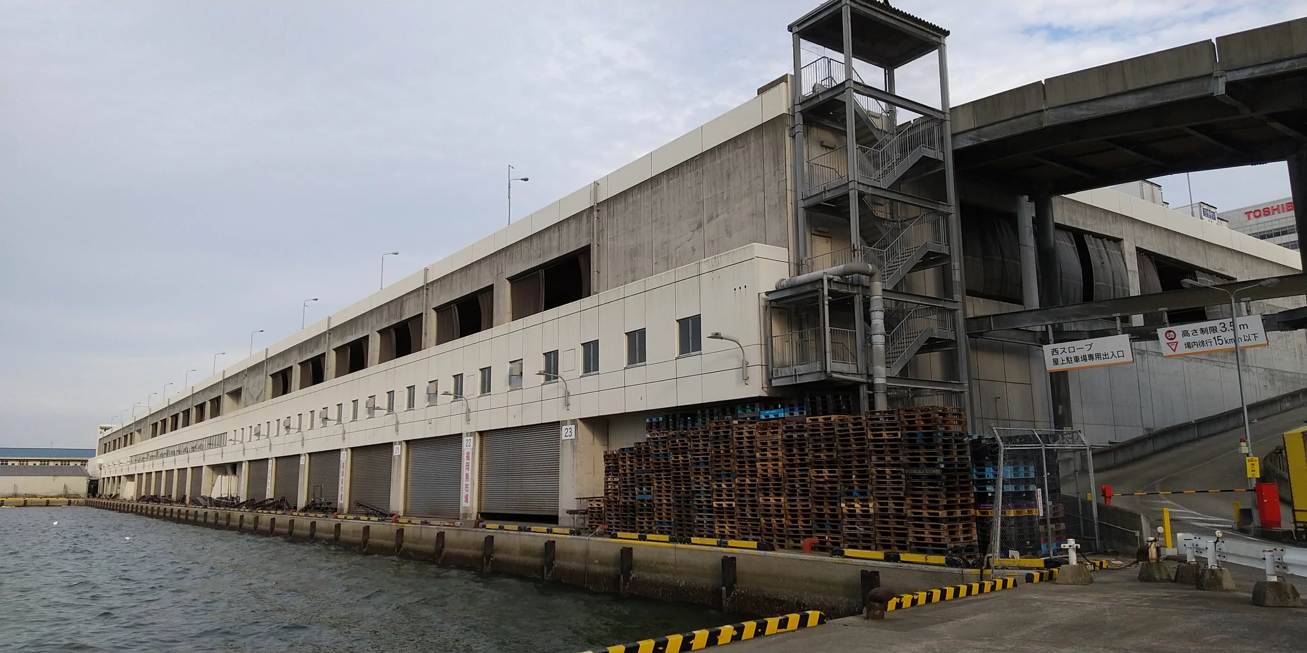 福岡市鮮魚市場西卸売場棟的海側裝卸區