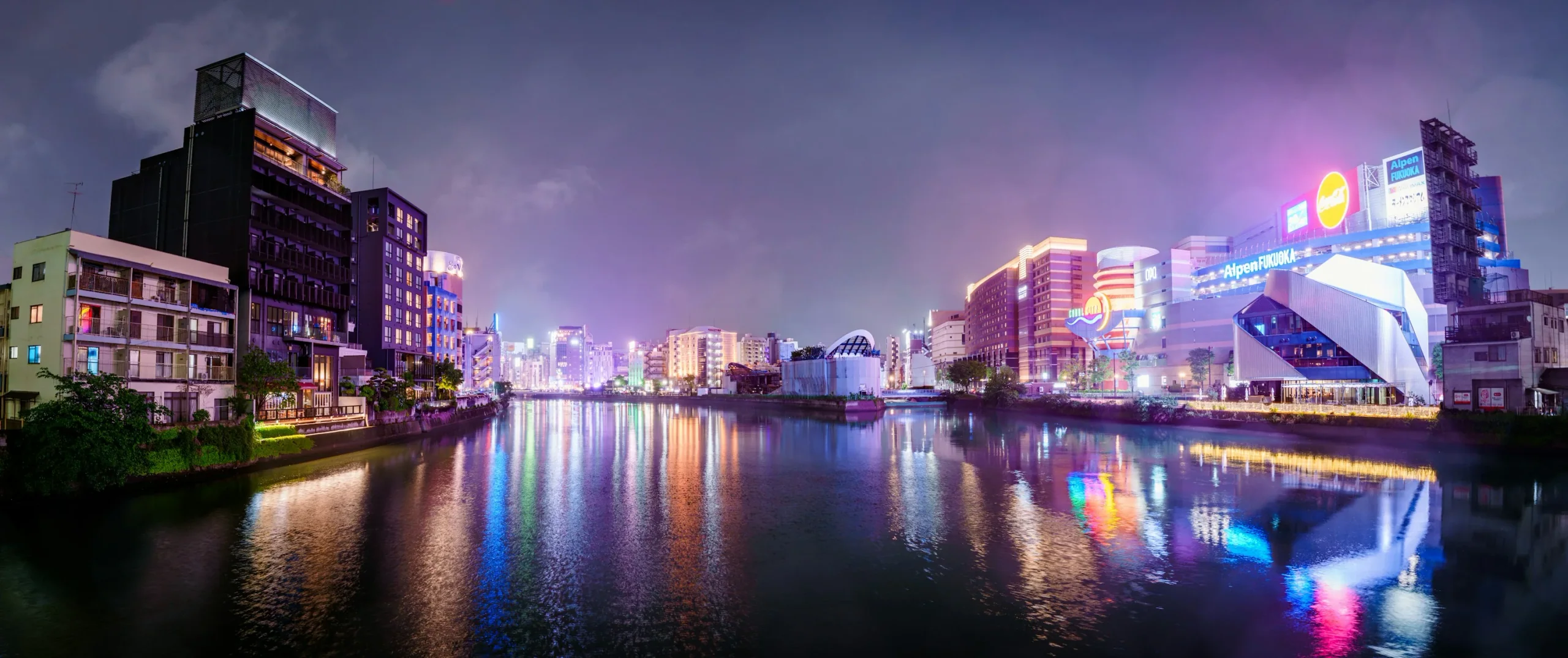 夜色下的博多運河城與周邊燈光倒映在河面