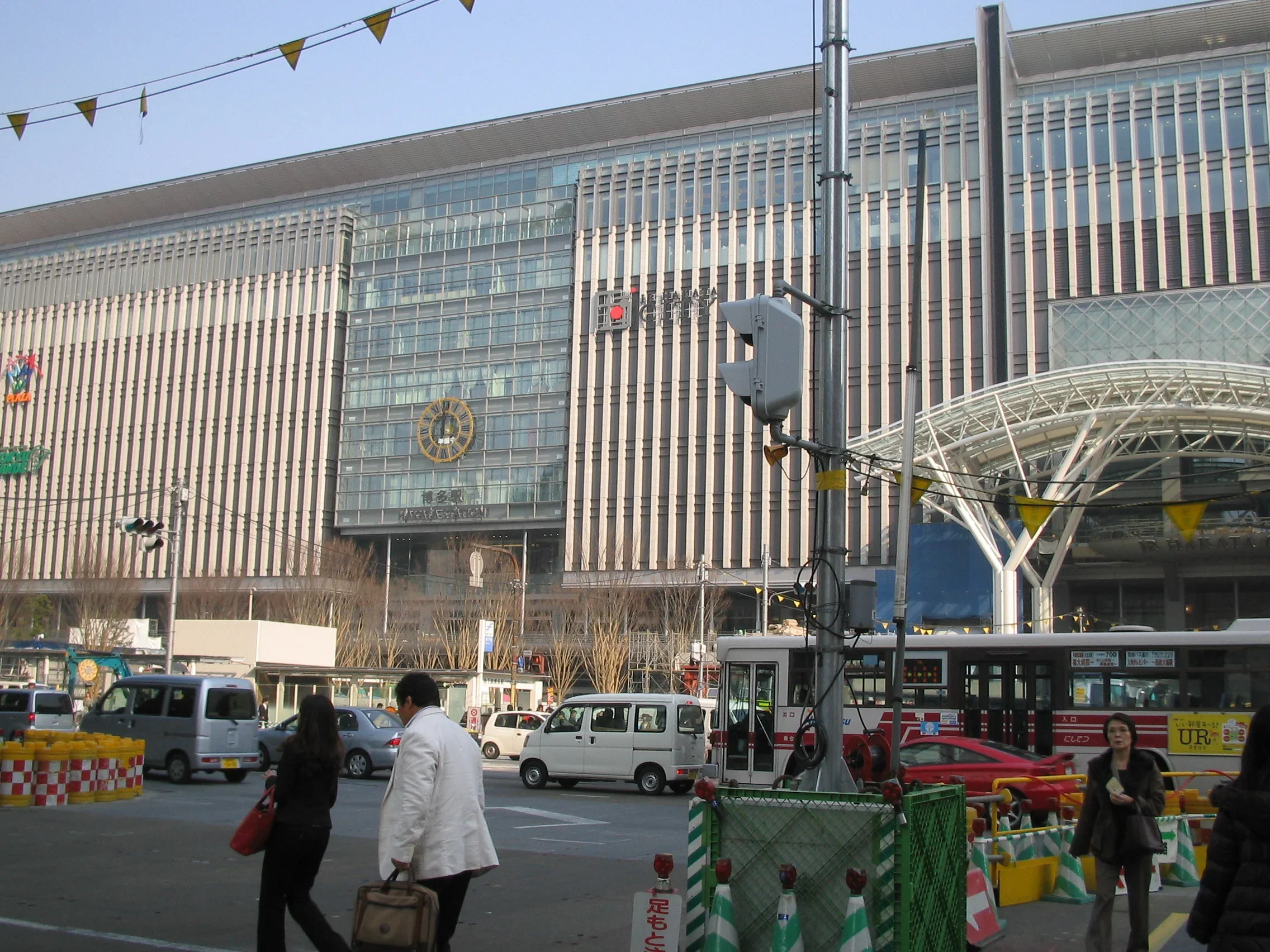博多站車站大樓外觀，作為從博多往Canal City與天神移動的路線起點
