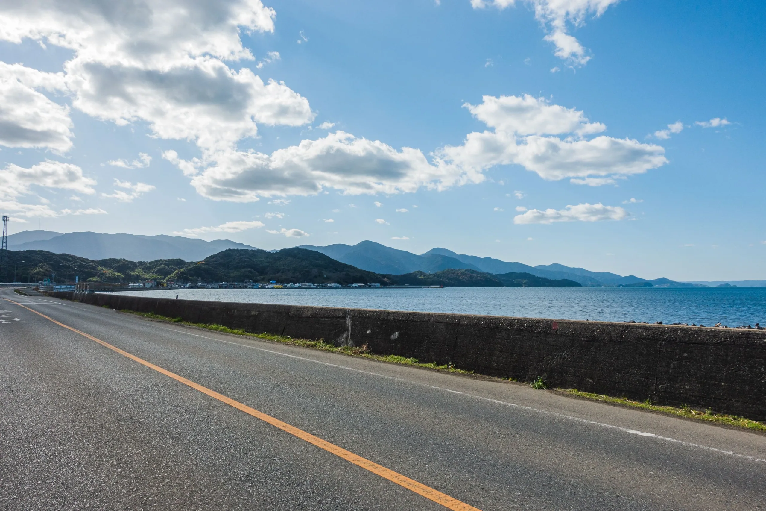 糸島沿海公路與海岸線，照片未指認某一間咖啡店或特定地標
