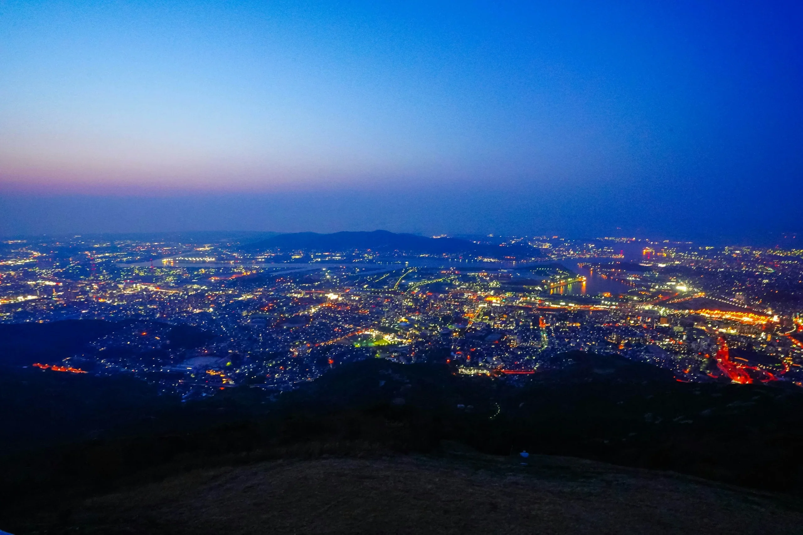 從皿倉山眺望北九州市區的夜景，城市燈火延伸至海灣一帶