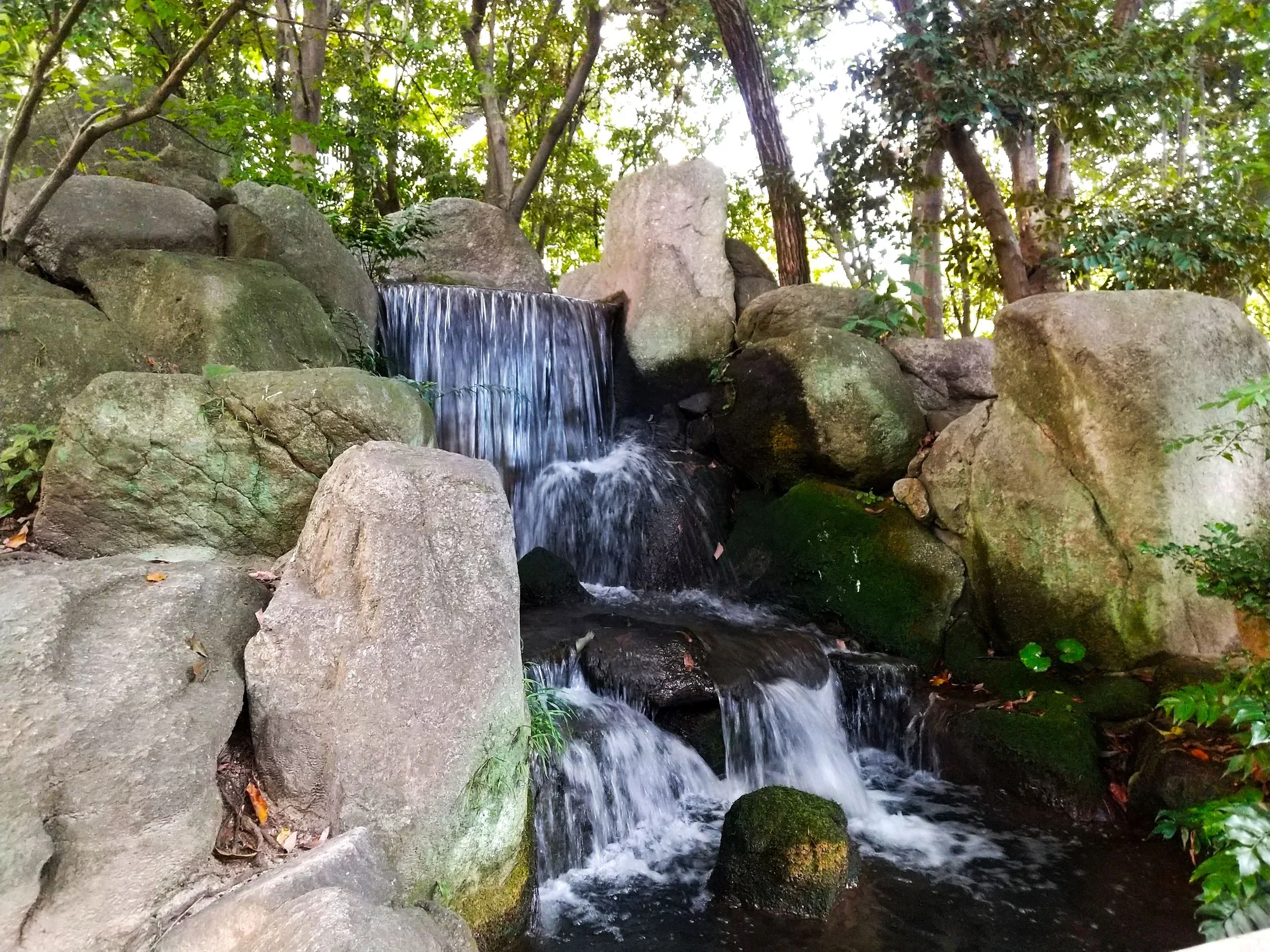 福岡樂水園園內石景與人工瀑布