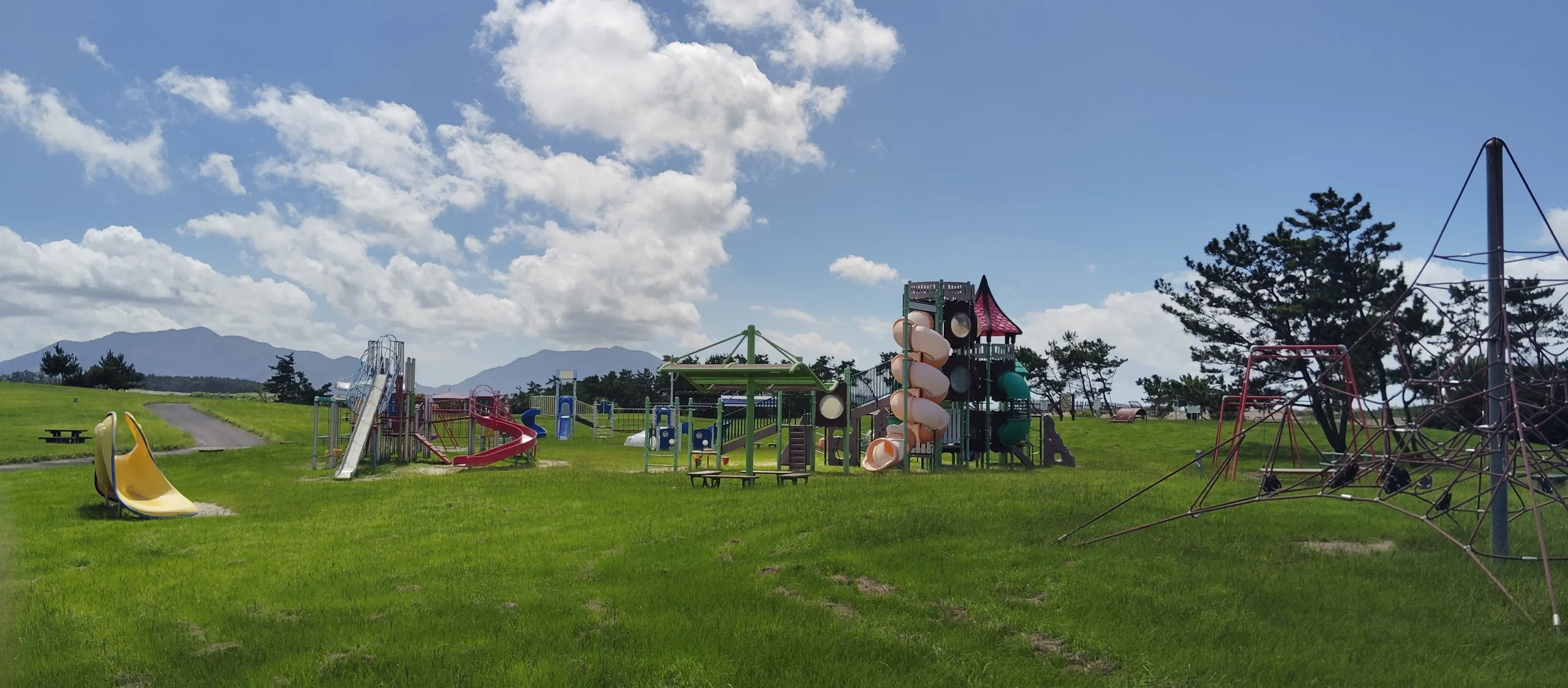 芦屋海浜公園的草地、遊具與展望設施，海岸自駕路線中的親子停留點