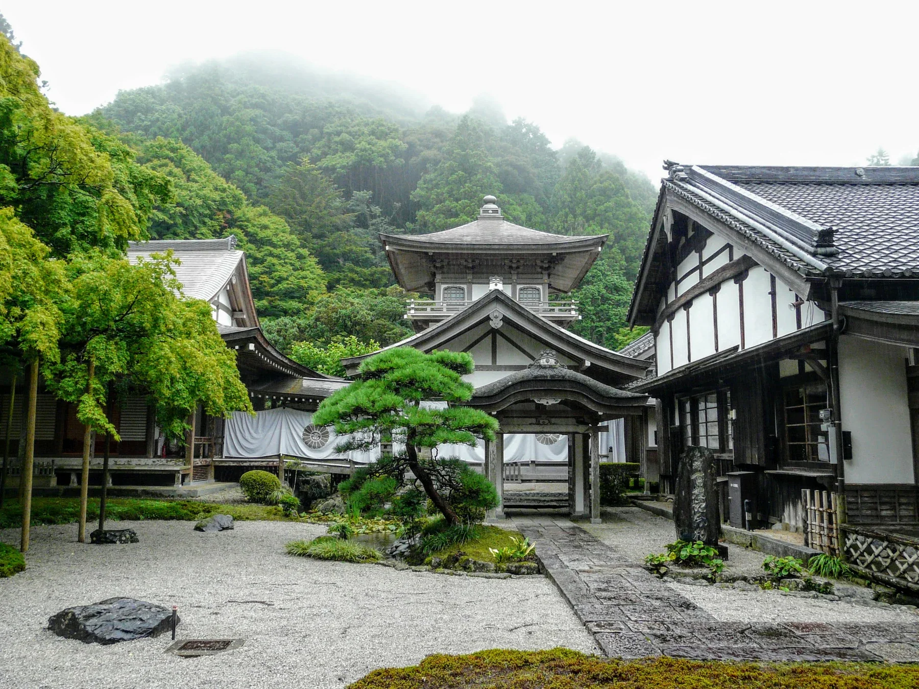 糸島雷山千如寺境內的堂宇與參道