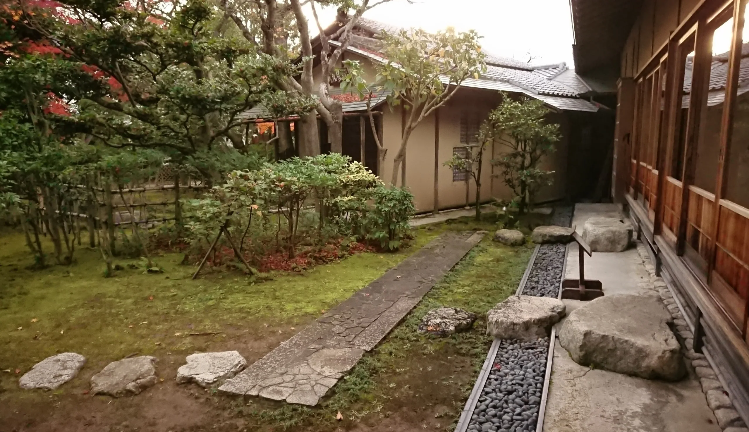 松風園露地步道與茶室外觀