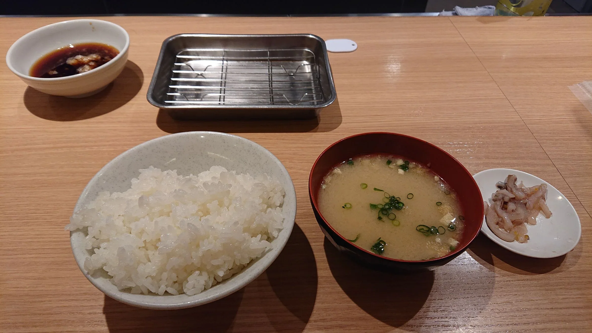天麩羅処ひらお天神アクロス店定食，配白飯、味噌湯與小菜