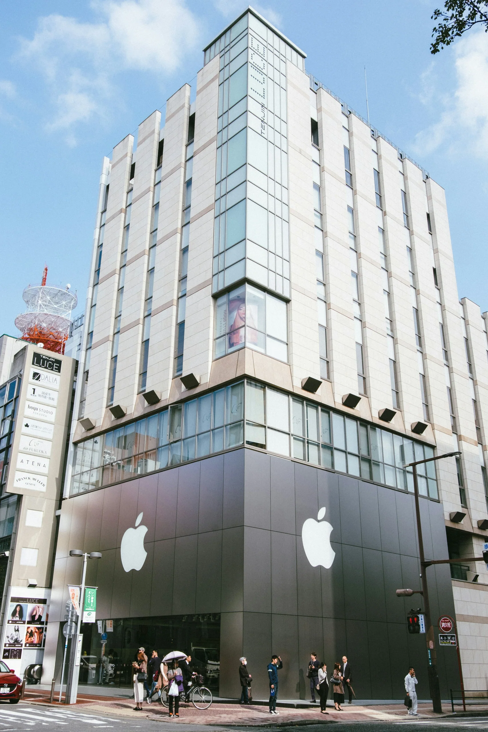 店面入口上方的Apple標誌與白色立面