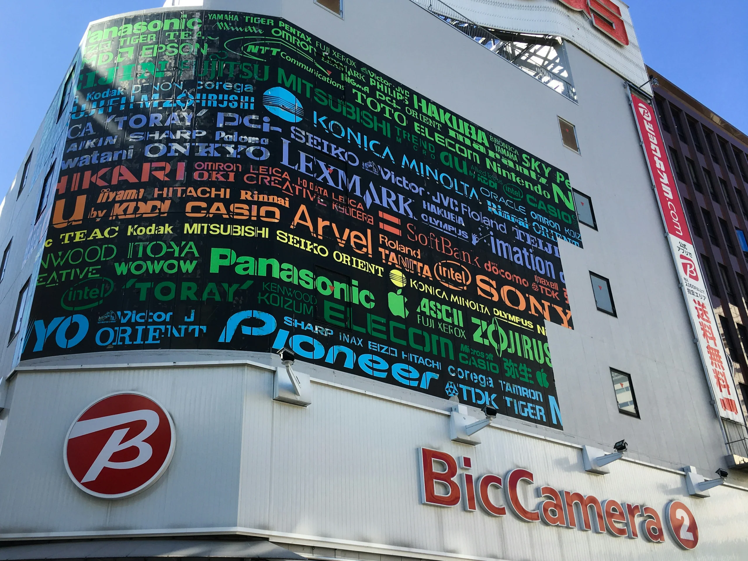 BIC CAMERA招牌設於多層商業建築立面
