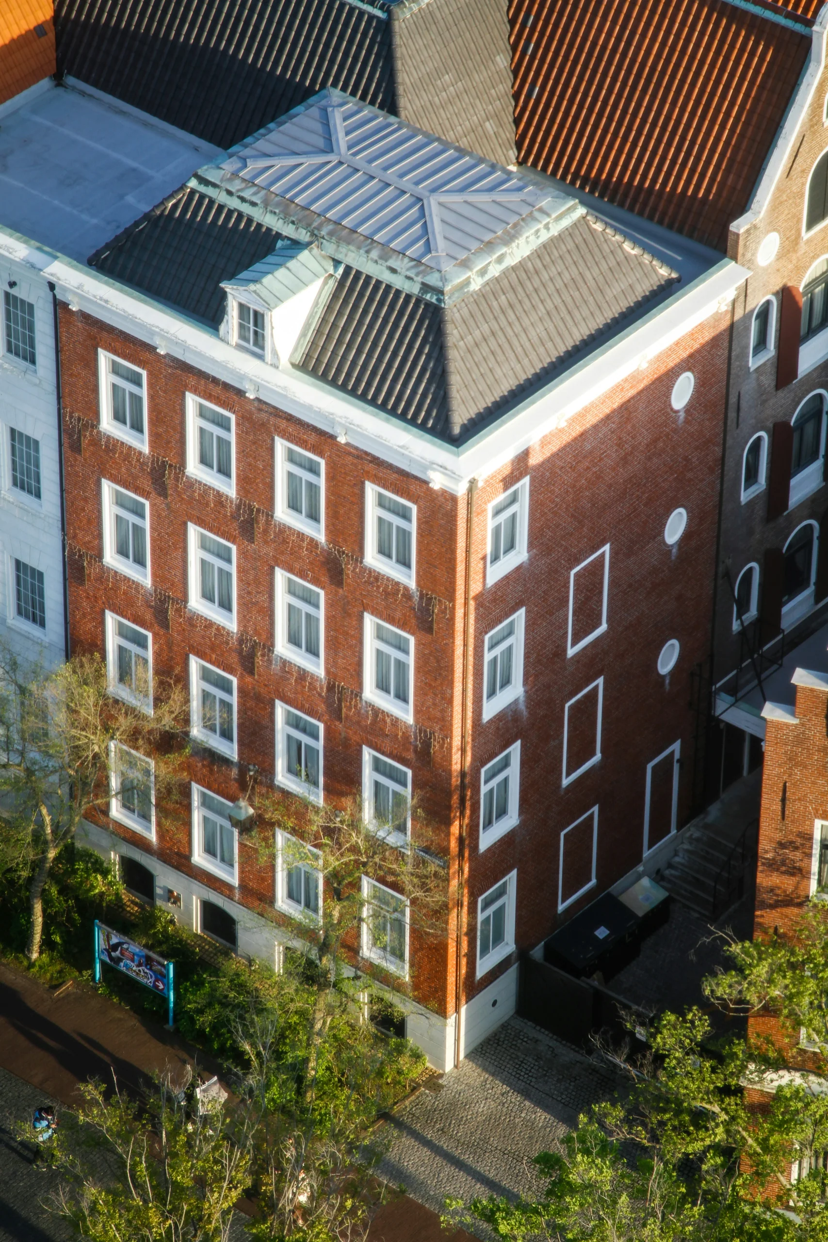 紅磚外牆與白框窗戶的建築俯瞰景