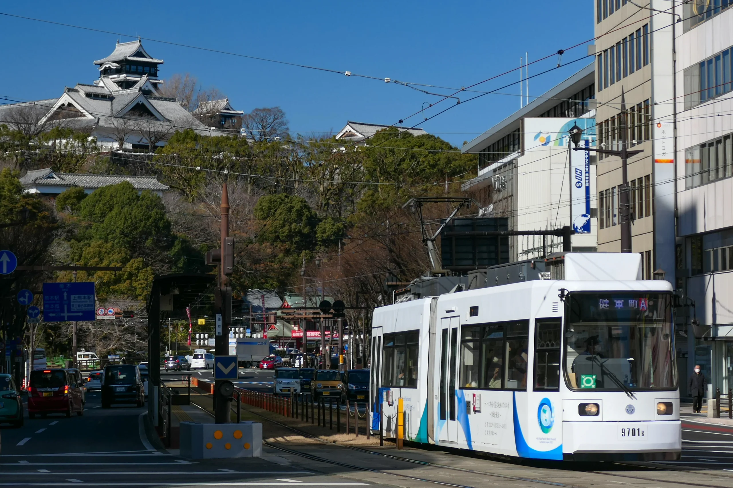 熊本城前方行駛的熊本市電 9700 形電車