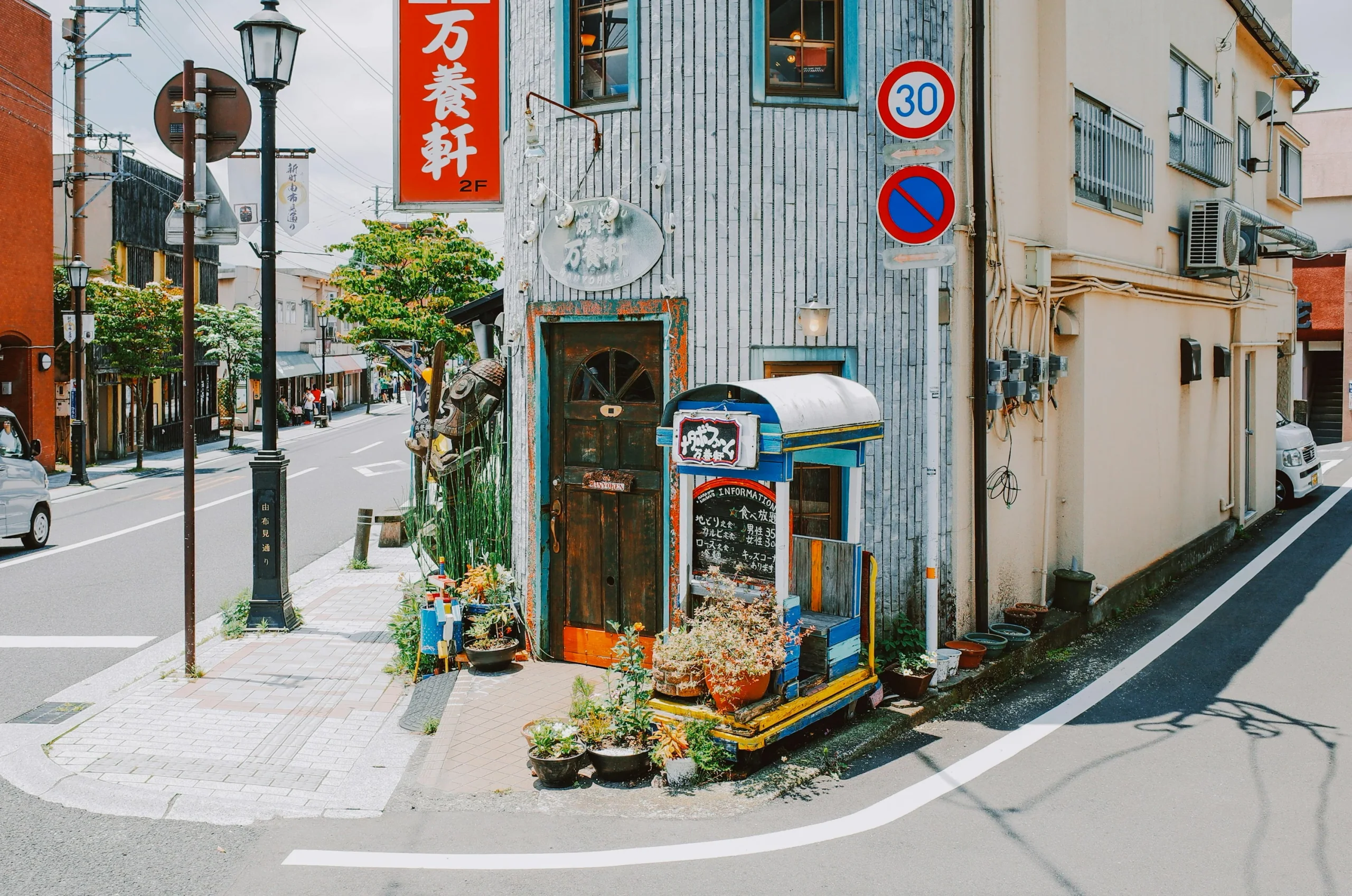 由布見通り街角店舖與行人路