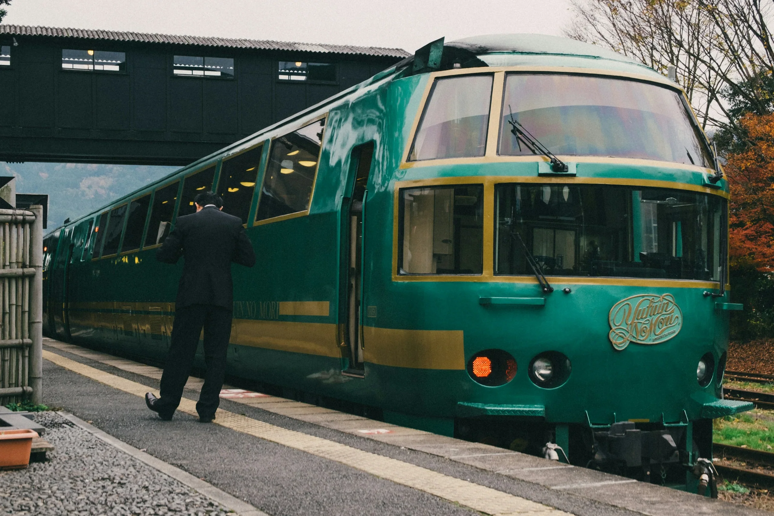 由布院之森特急列車停靠在由布院站