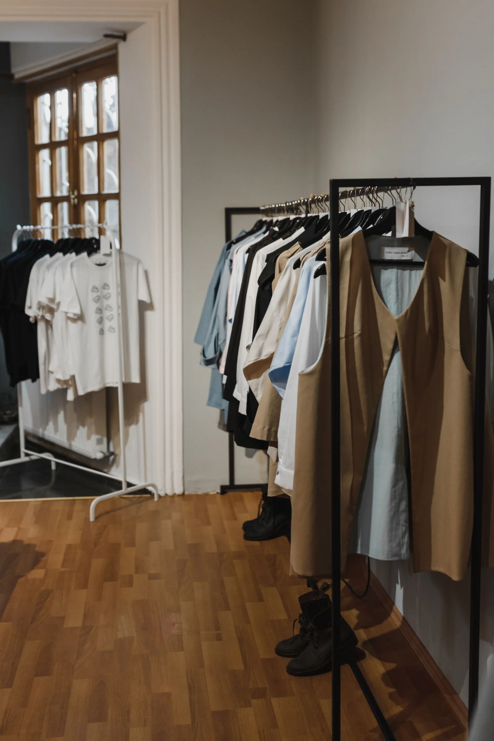店內多排服飾衣架的精品店景象