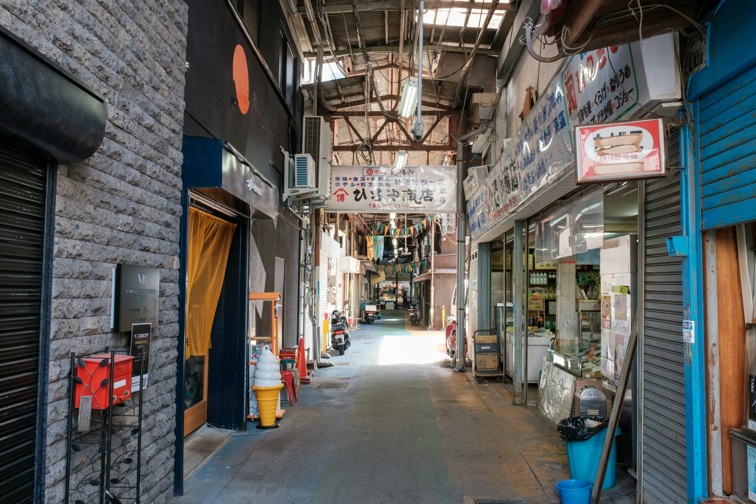 柳橋連合市場有遮棚的商店通道，兩側是市場店舖