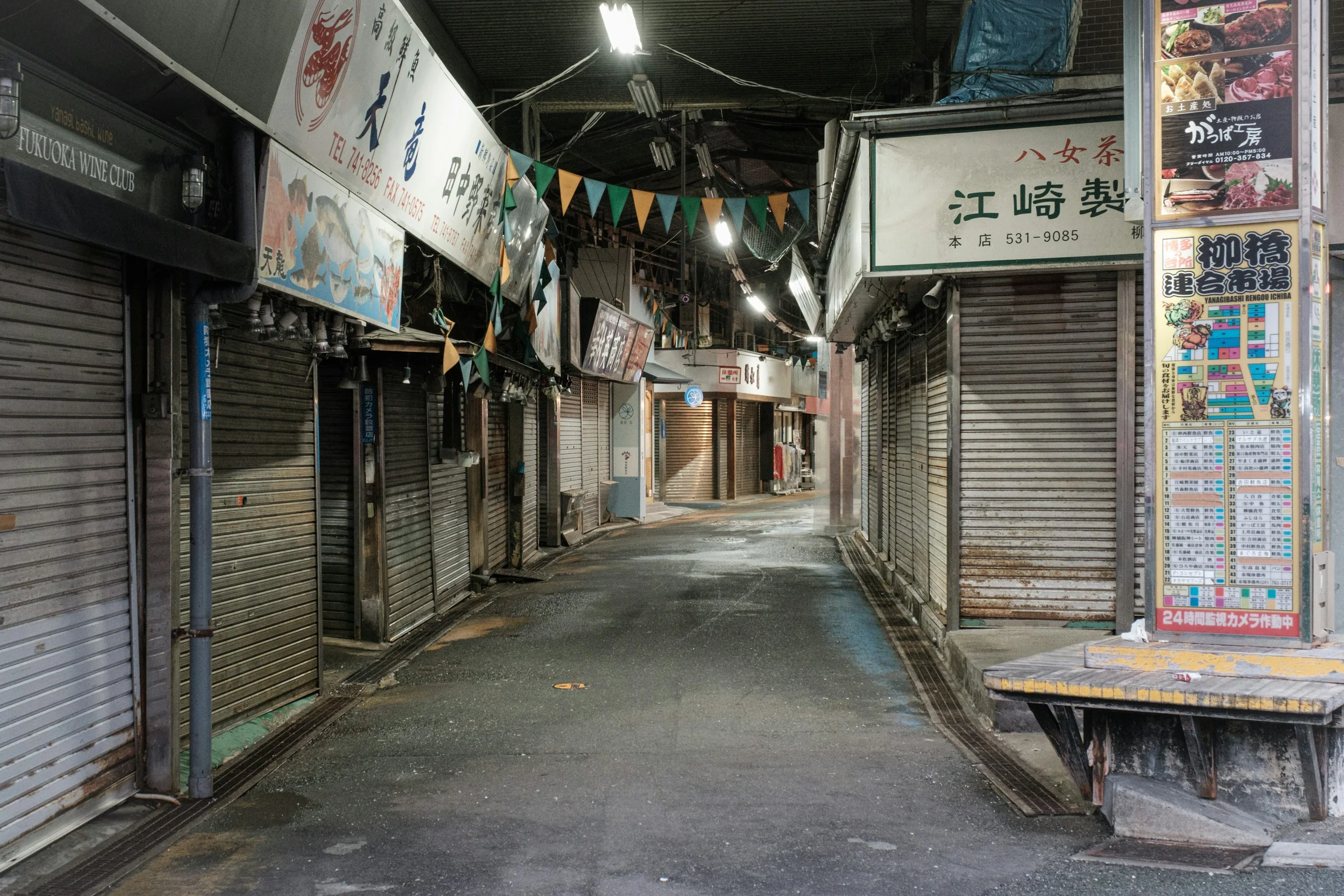 柳橋連合市場通道入口旁的市場位置圖和店舖門面