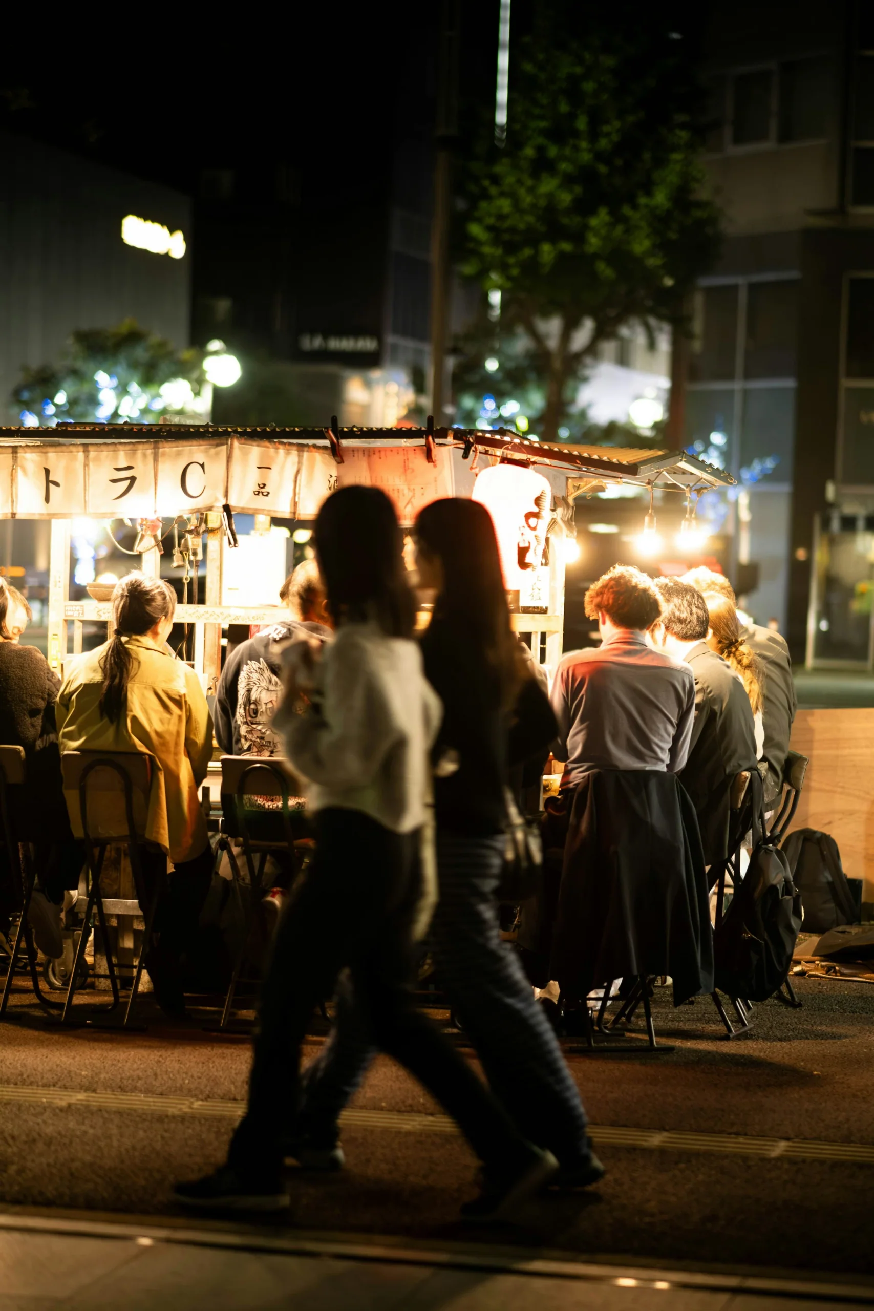 中洲夜間屋台與沿街用餐人群