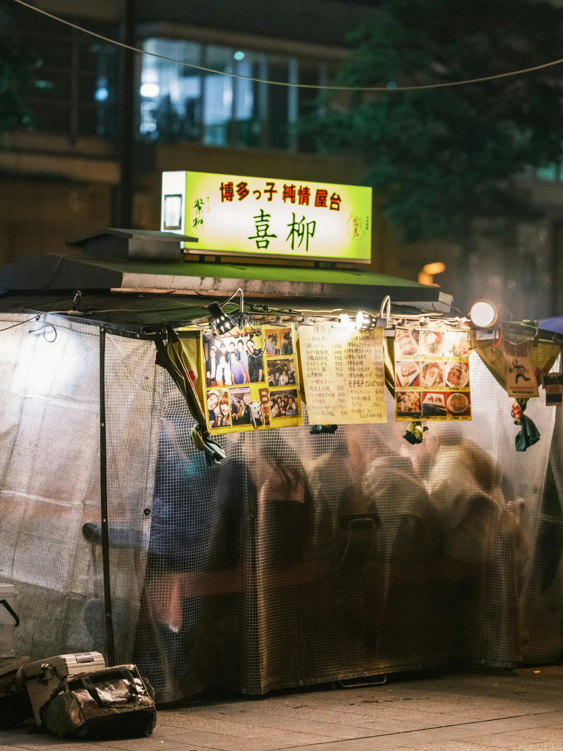 天神屋台攤位外聚集的人群