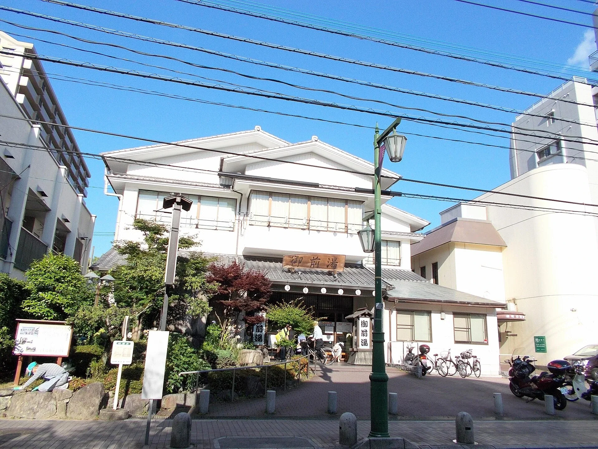 二日市溫泉御前湯街邊入口與木造外觀