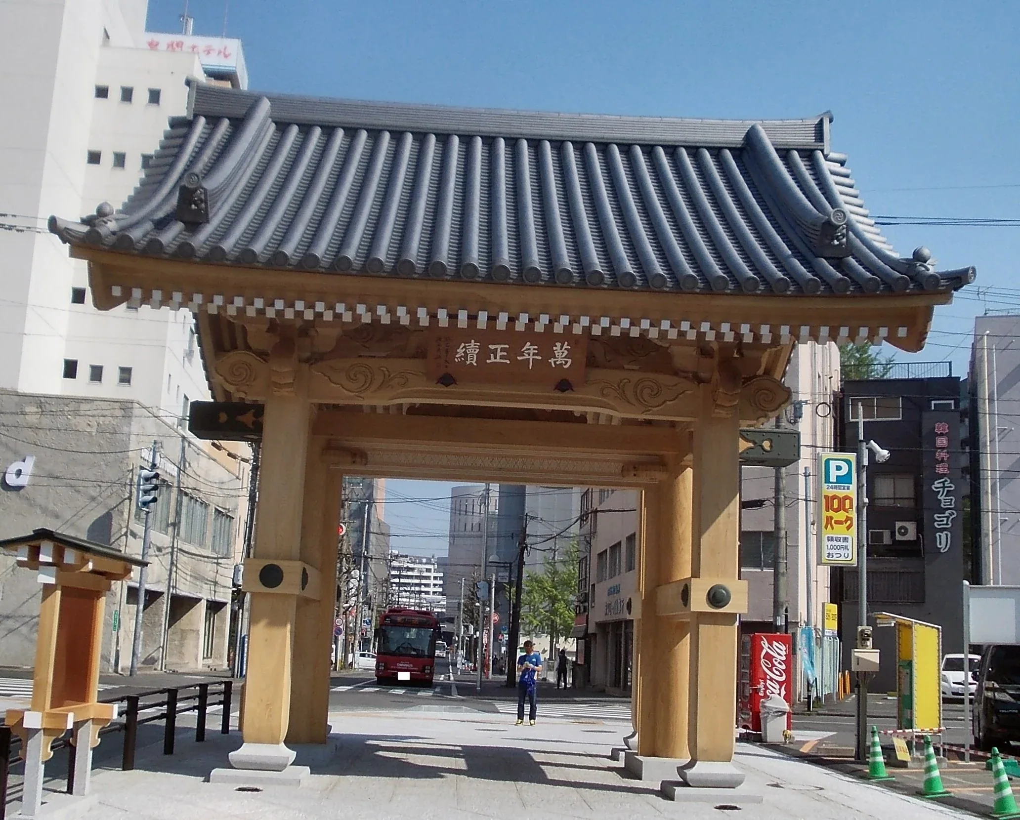 博多千年門正面門樓與穿過門樓的街景