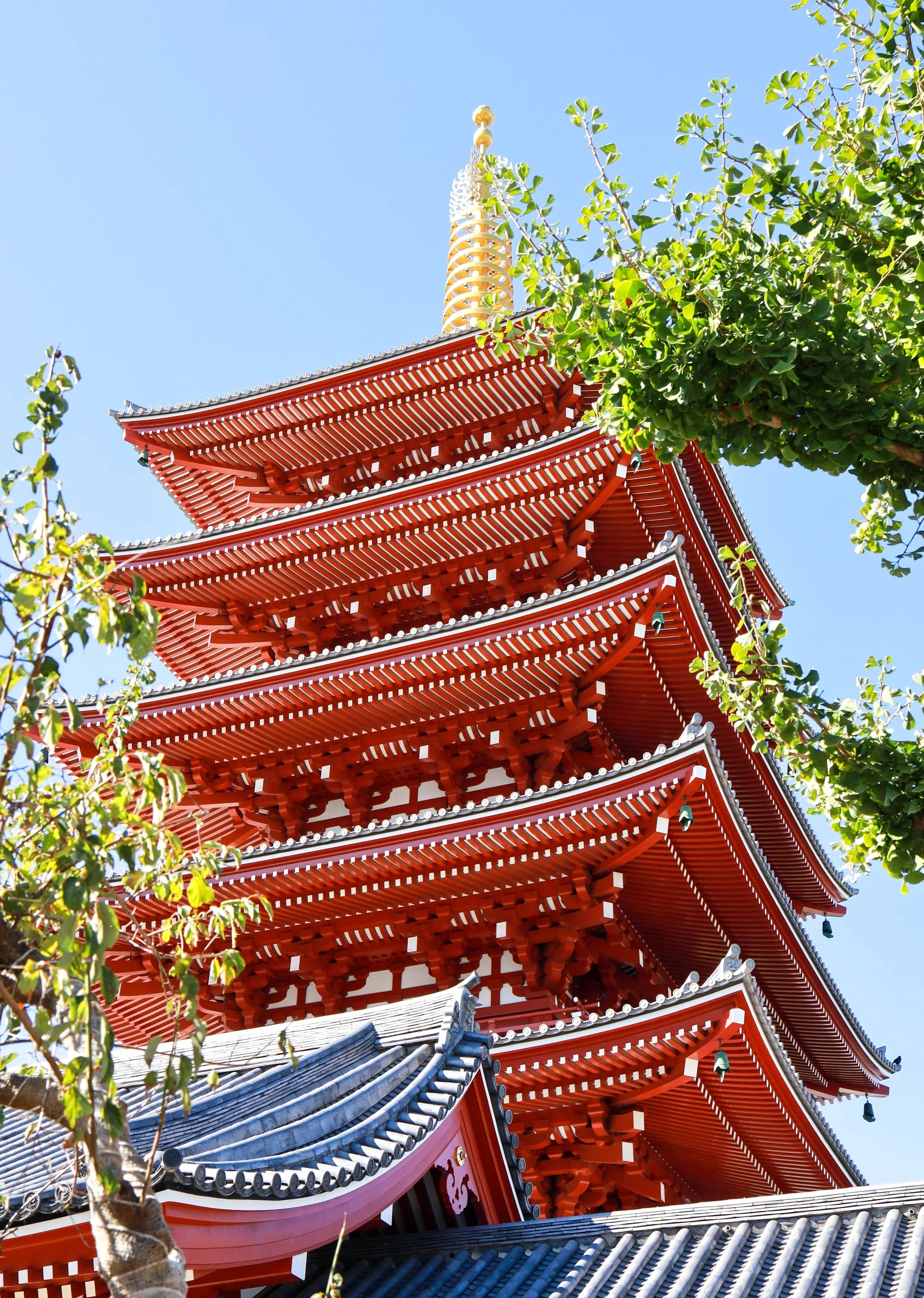東長寺紅色五重塔的塔身與屋簷近景
