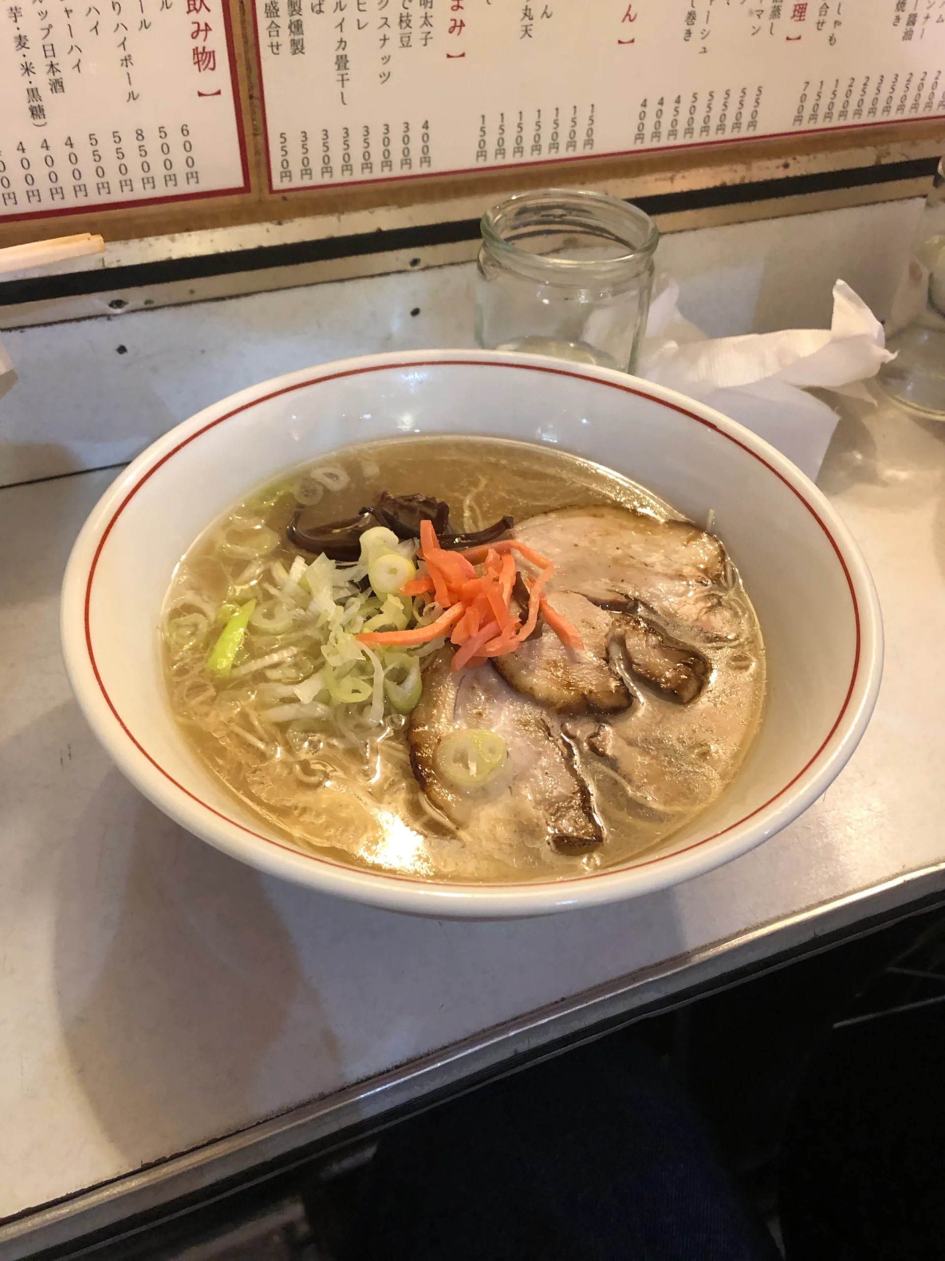 福岡市內屋台供應的博多豚骨拉麵，配有叉燒、木耳、蔥與紅薑