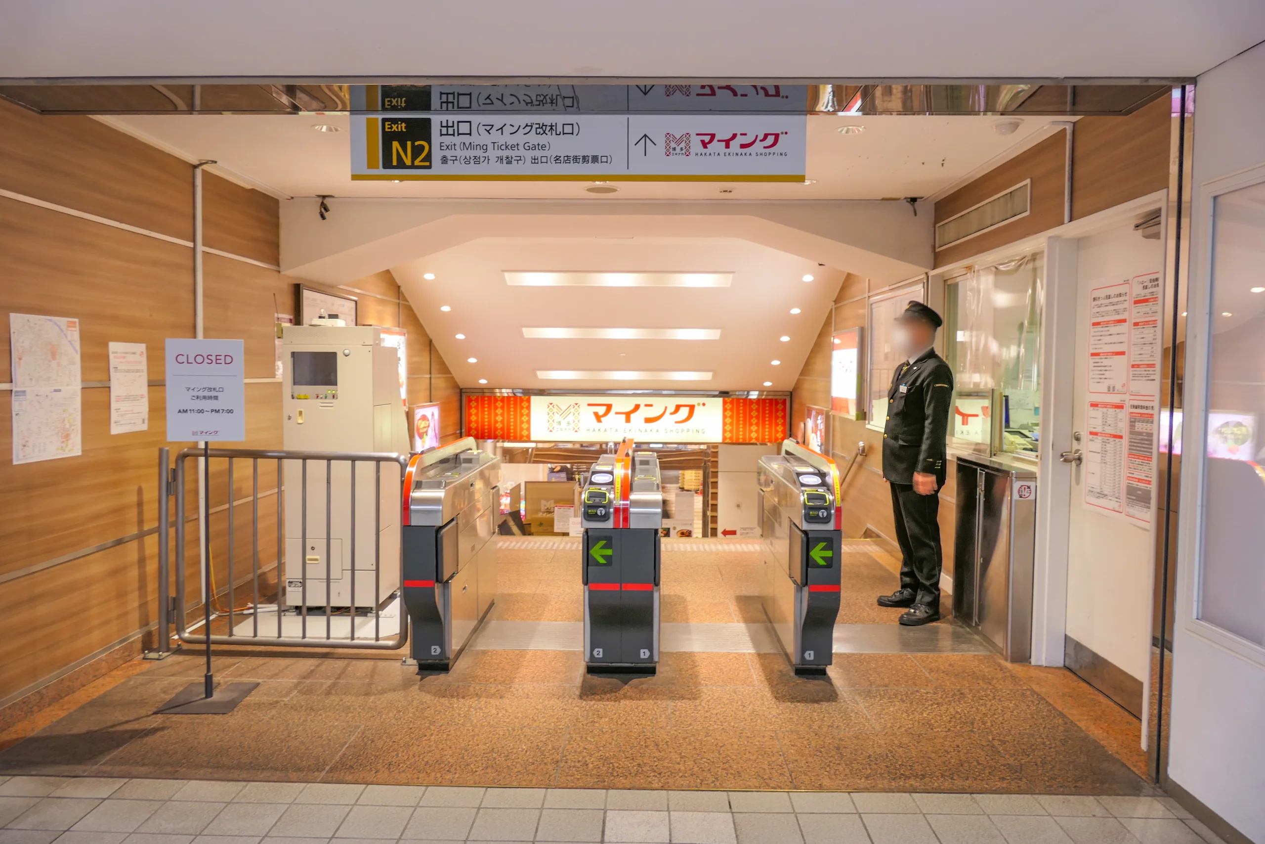 博多站 MING 改札口與商店出口指示