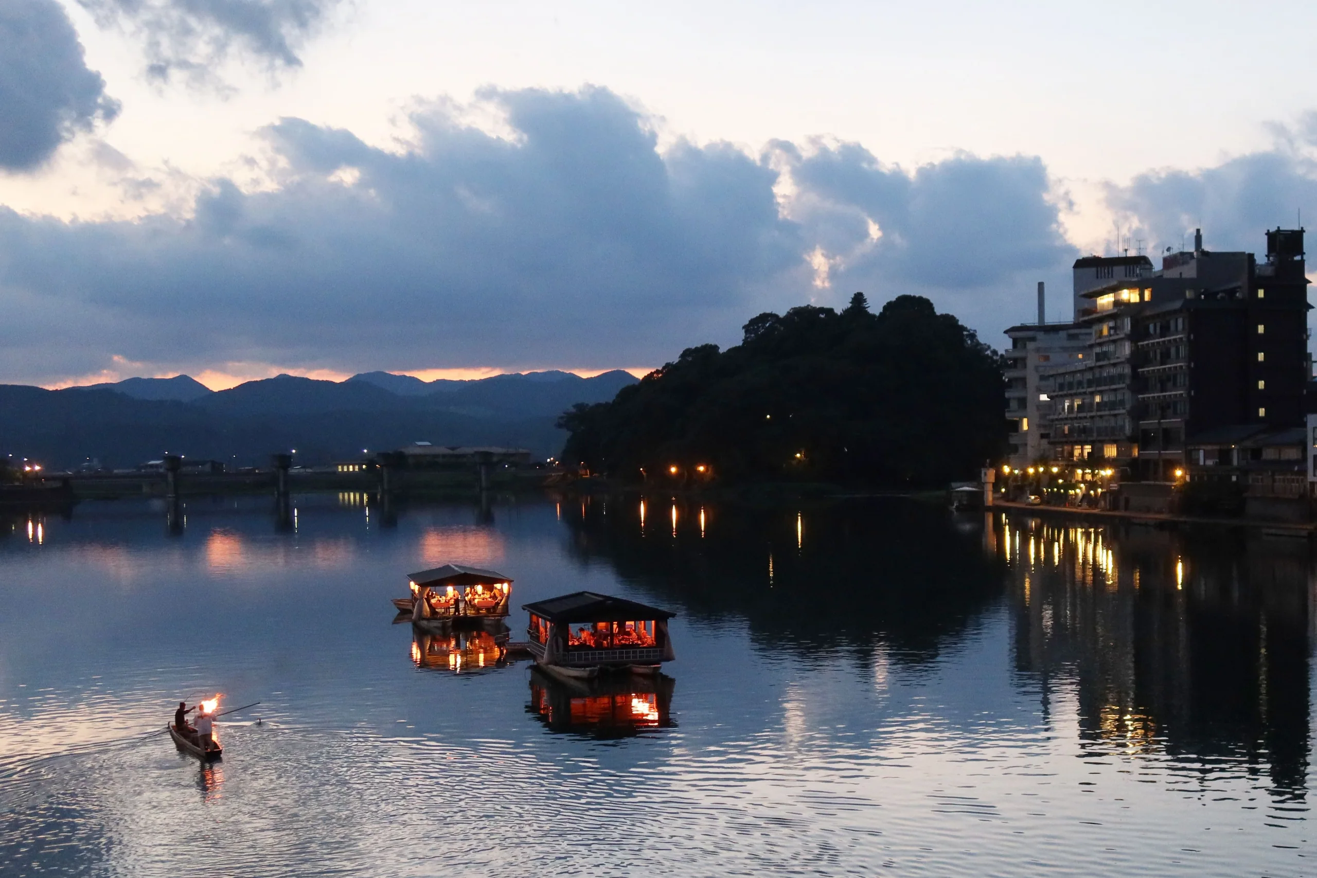 日田三隈川黃昏遊船與河岸街景