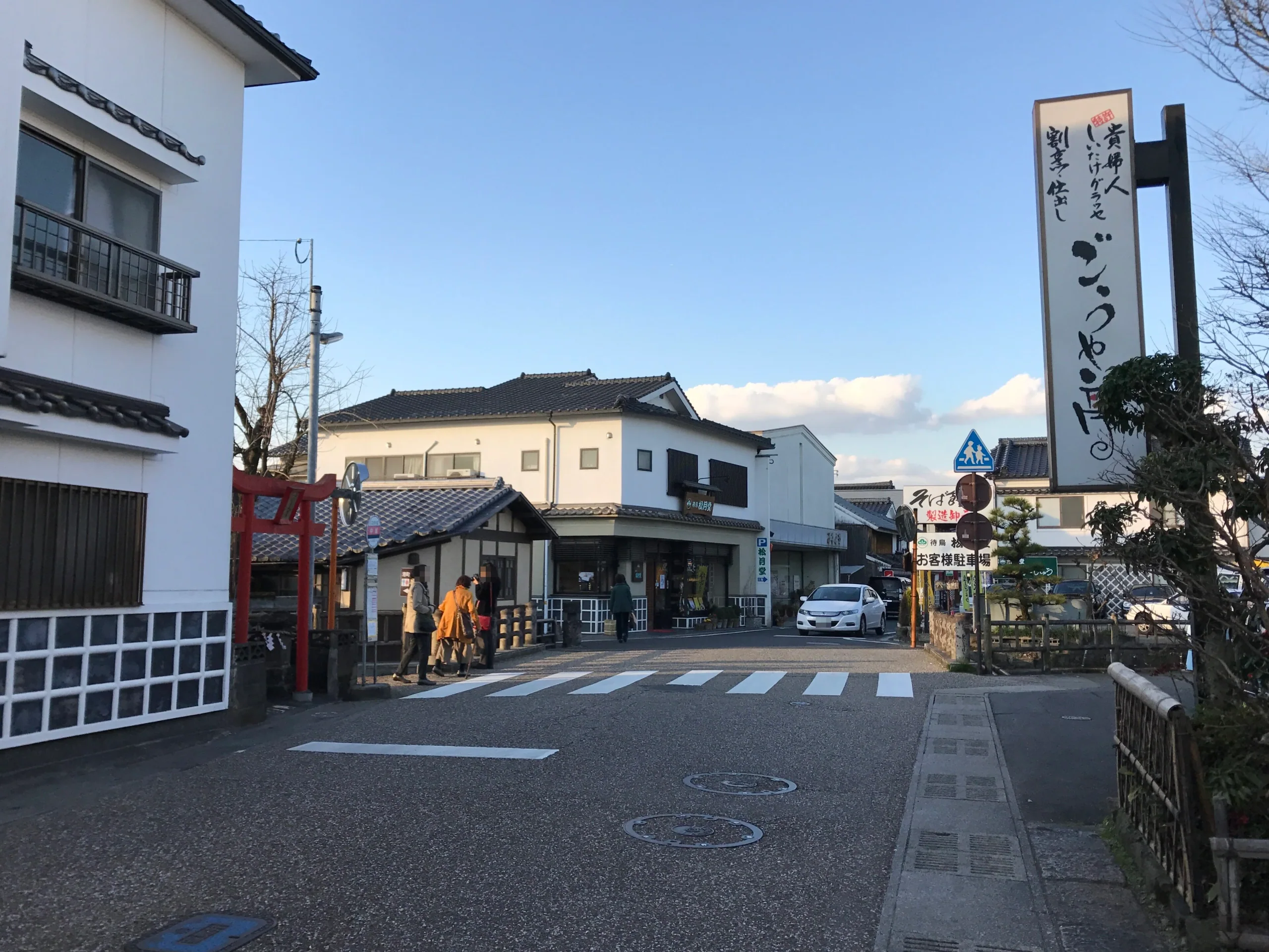 日田豆田町上町通的街景、傳統屋瓦與商店