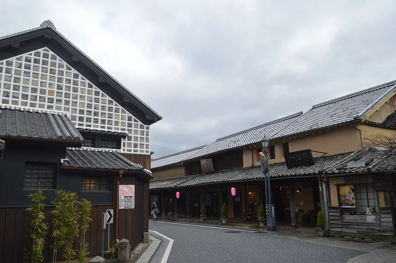 日田豆田町傳統商家街景與白牆