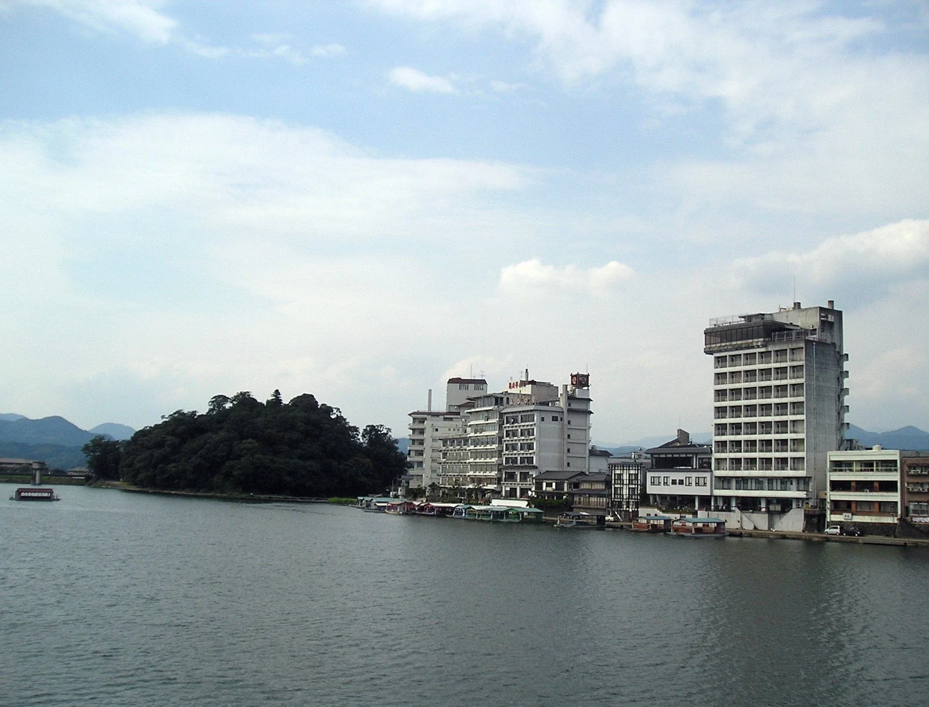 日田市三隈川、河畔的日田溫泉旅館與龜山公園一帶