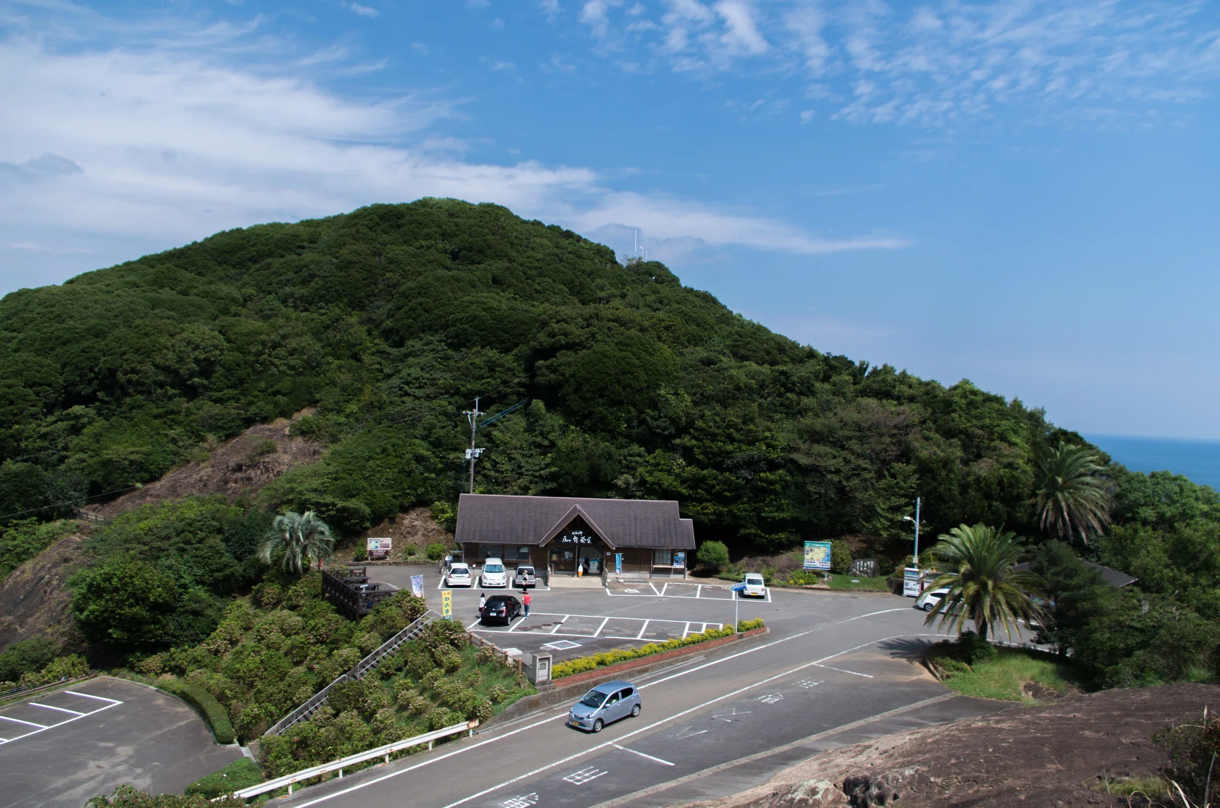 馬ヶ背茶屋與觀光案內所建築，旁邊是步道和海岸停車空間