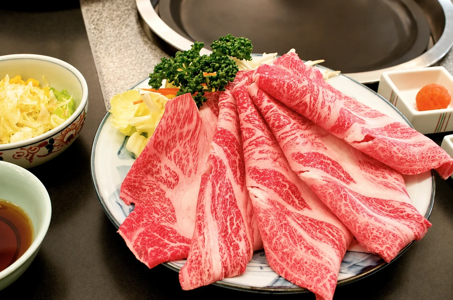 佐賀牛霜降肉片與配料放在瓷盤上