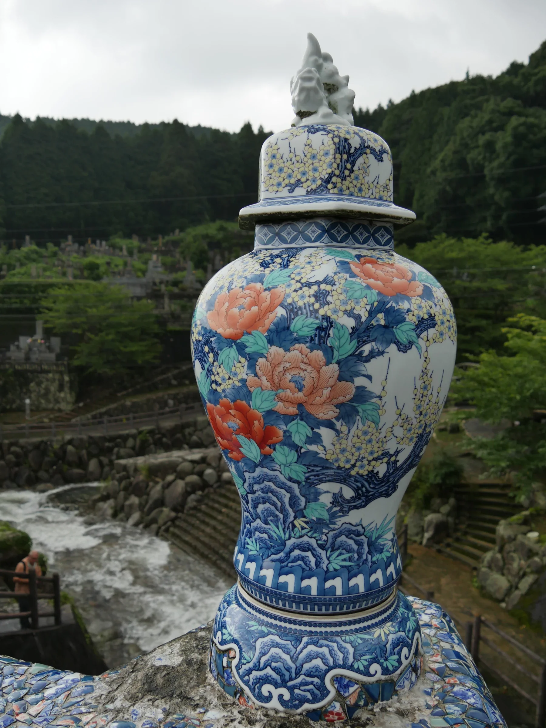 大川內山鍋島燒瓷雕立於山谷窯元之間