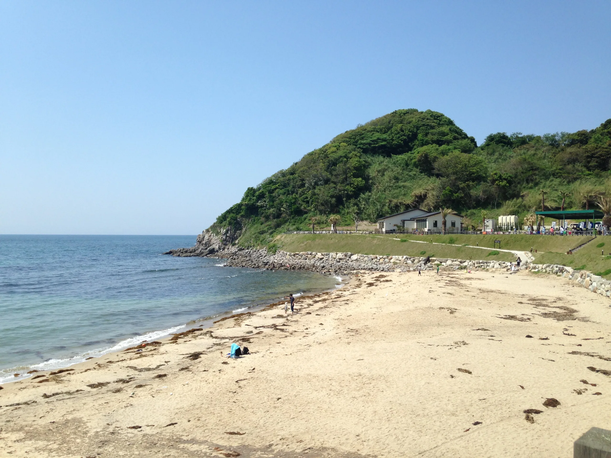 櫻井二見浦海岸一景，夫婦岩與鳥居所在的海岸步行段可短停拍照。
