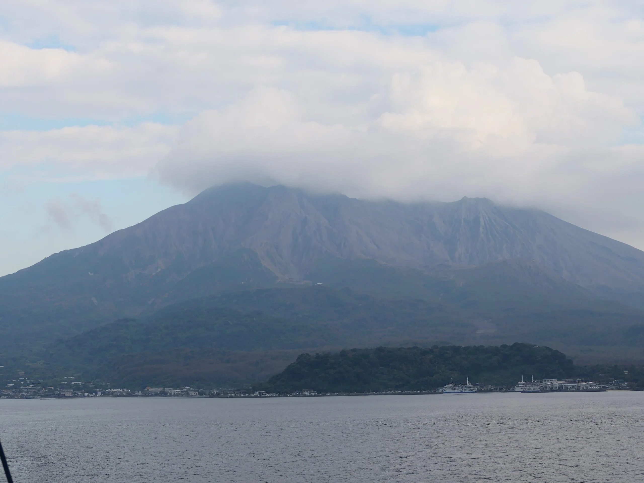 櫻島渡輪航線上拍到雲層覆蓋山頂的櫻島
