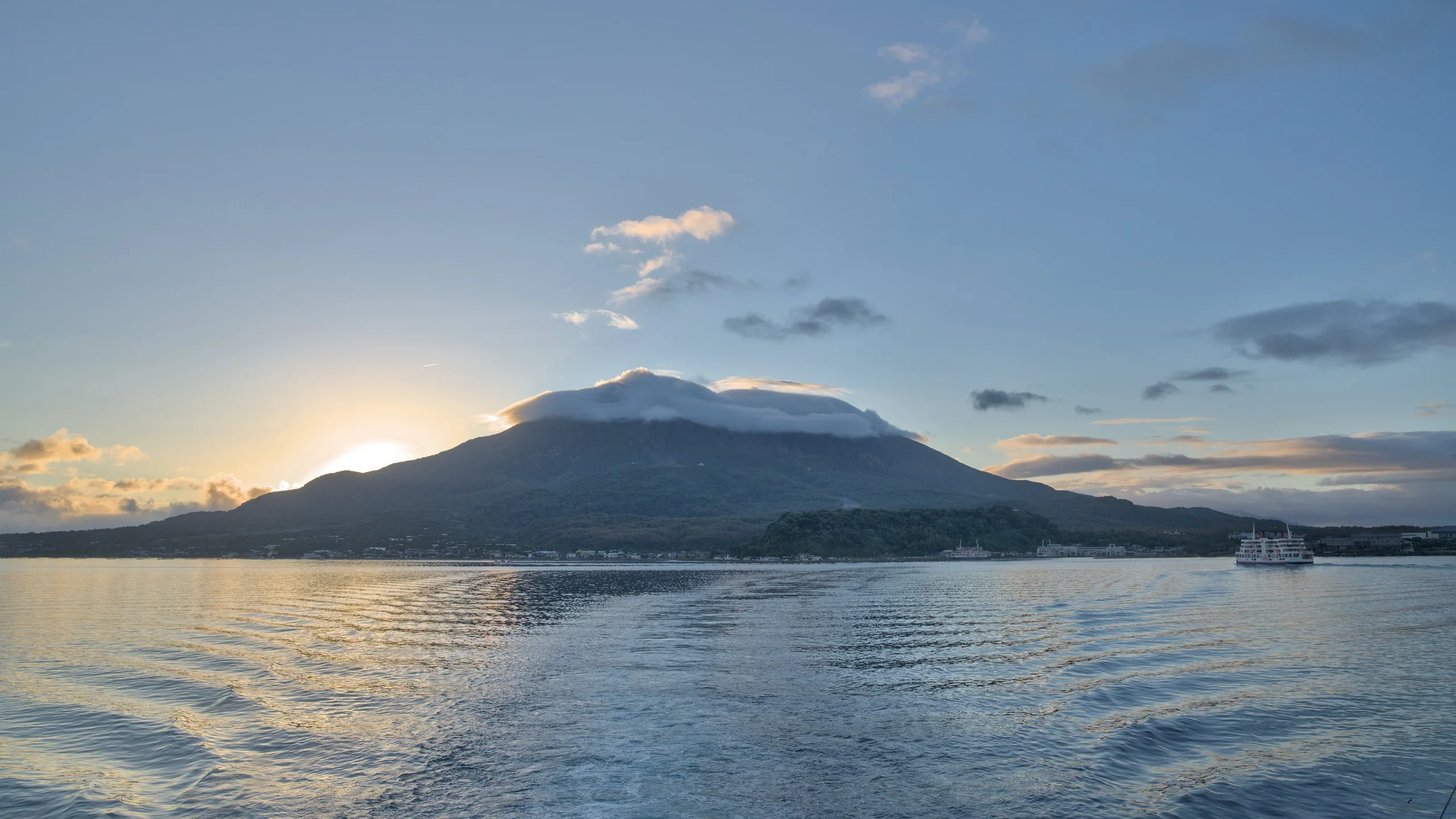 櫻島渡輪航行時拍攝的櫻島與錦江灣日出景色