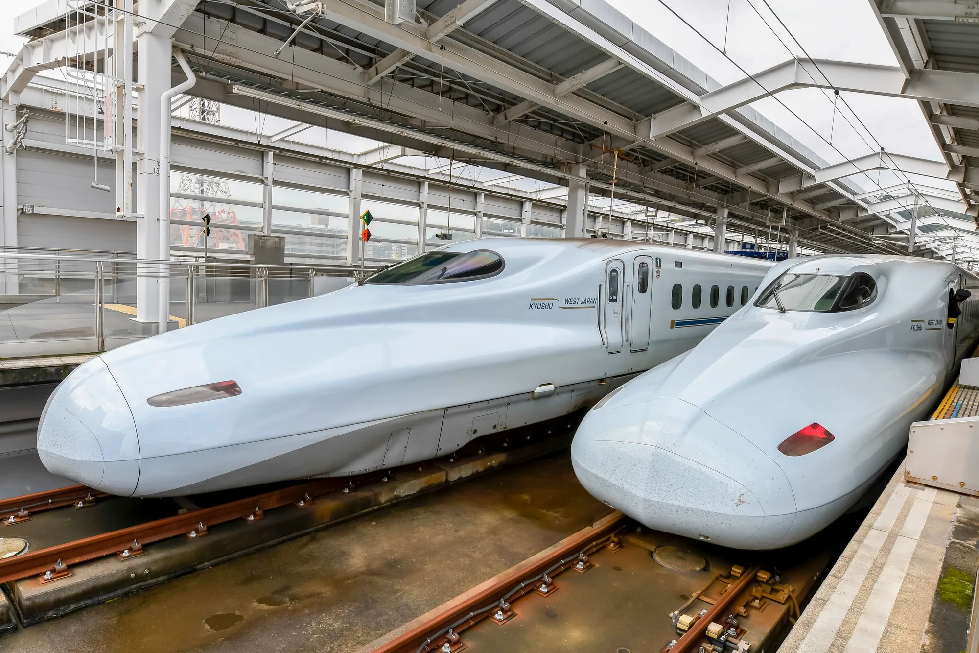 鹿兒島中央站月台上的九州新幹線列車