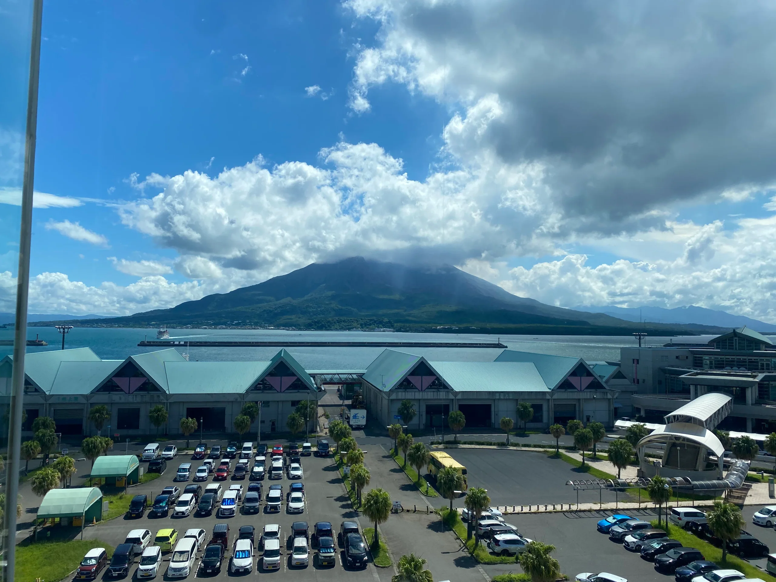 鹿兒島港區建築前的櫻島與錦江灣