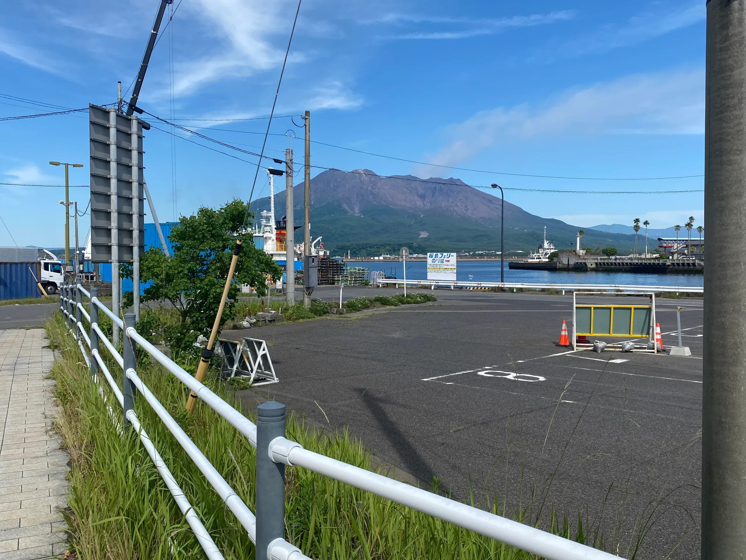 鹿兒島港邊眺望櫻島，渡輪碼頭位於海灣旁