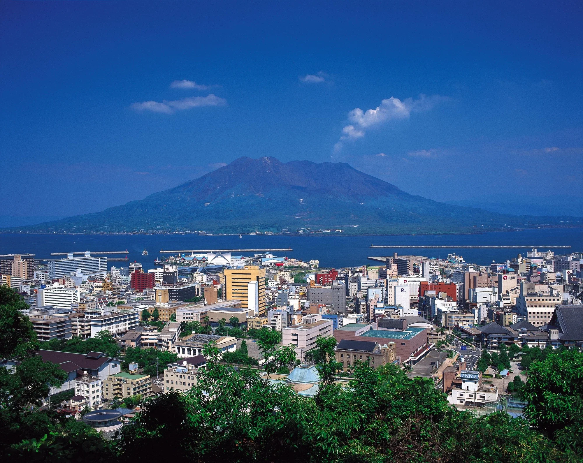 鹿兒島市區與錦江灣前方的櫻島全景
