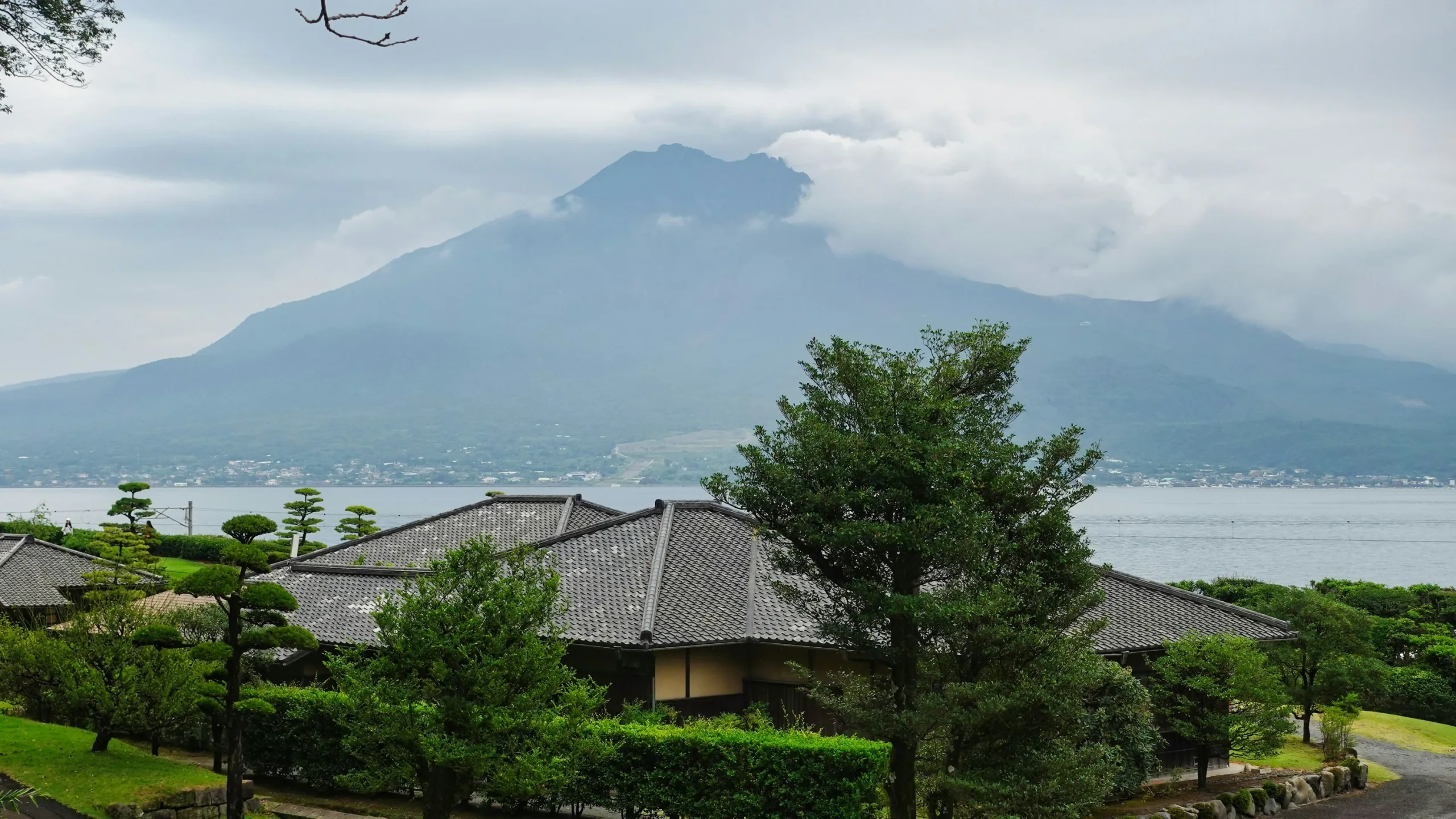 仙巖園庭園與屋瓦前方的櫻島景色