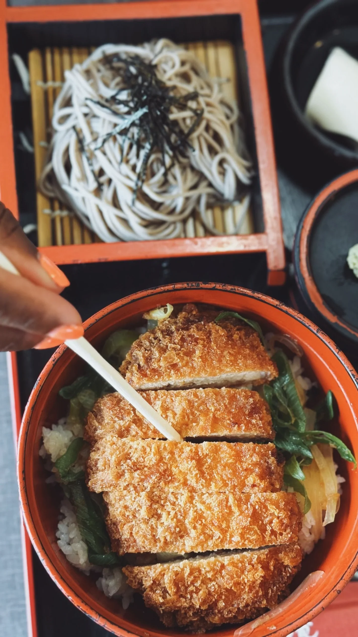 配蕎麥麵的炸豬排定食實拍