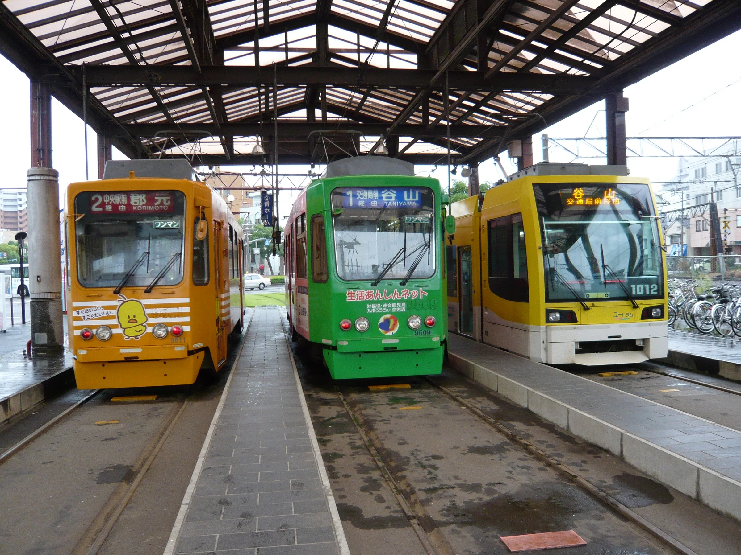 鹿兒島市電列車停靠在市區月台