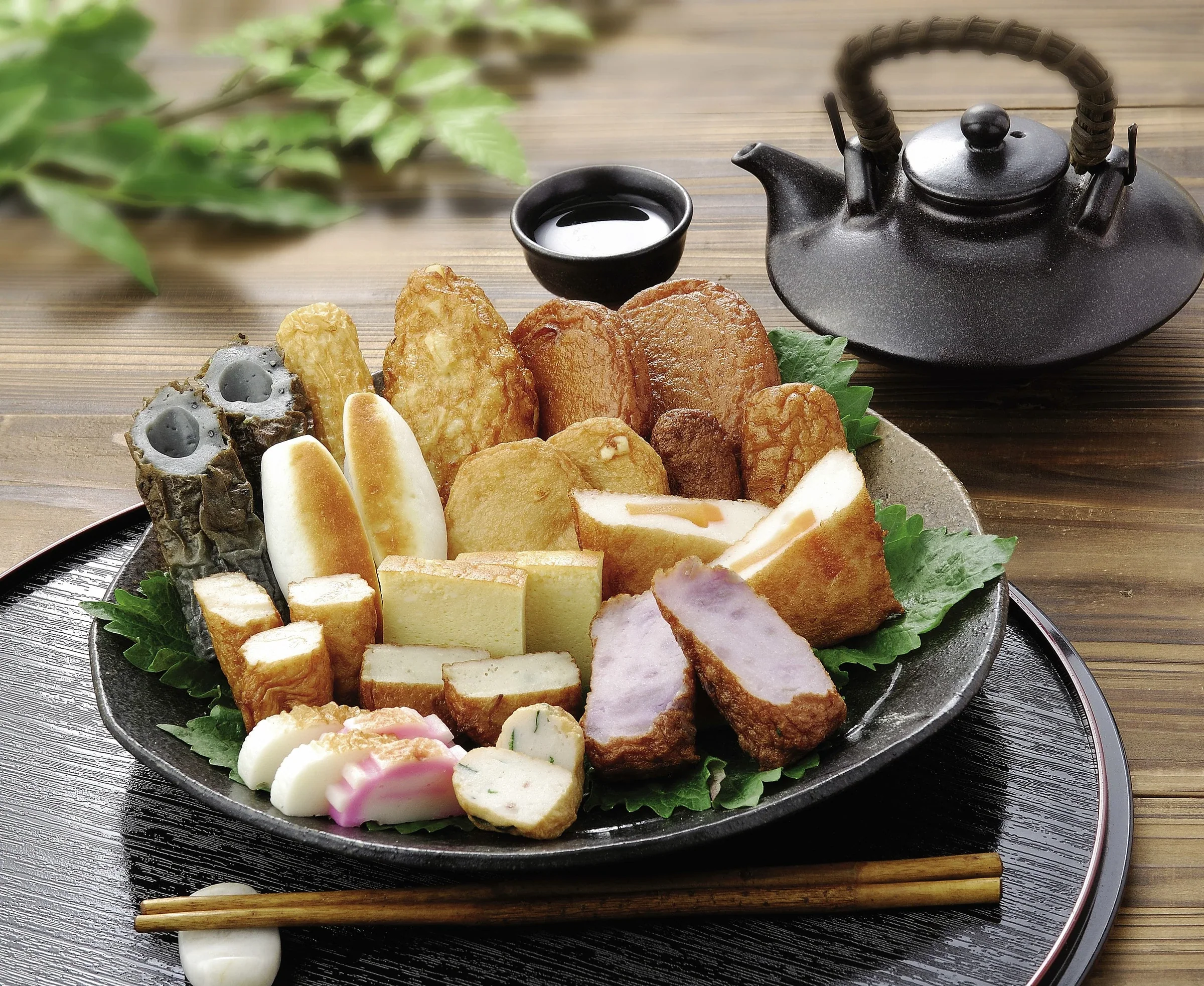 盤中盛放多種鹿兒島薩摩揚與不同配料口味