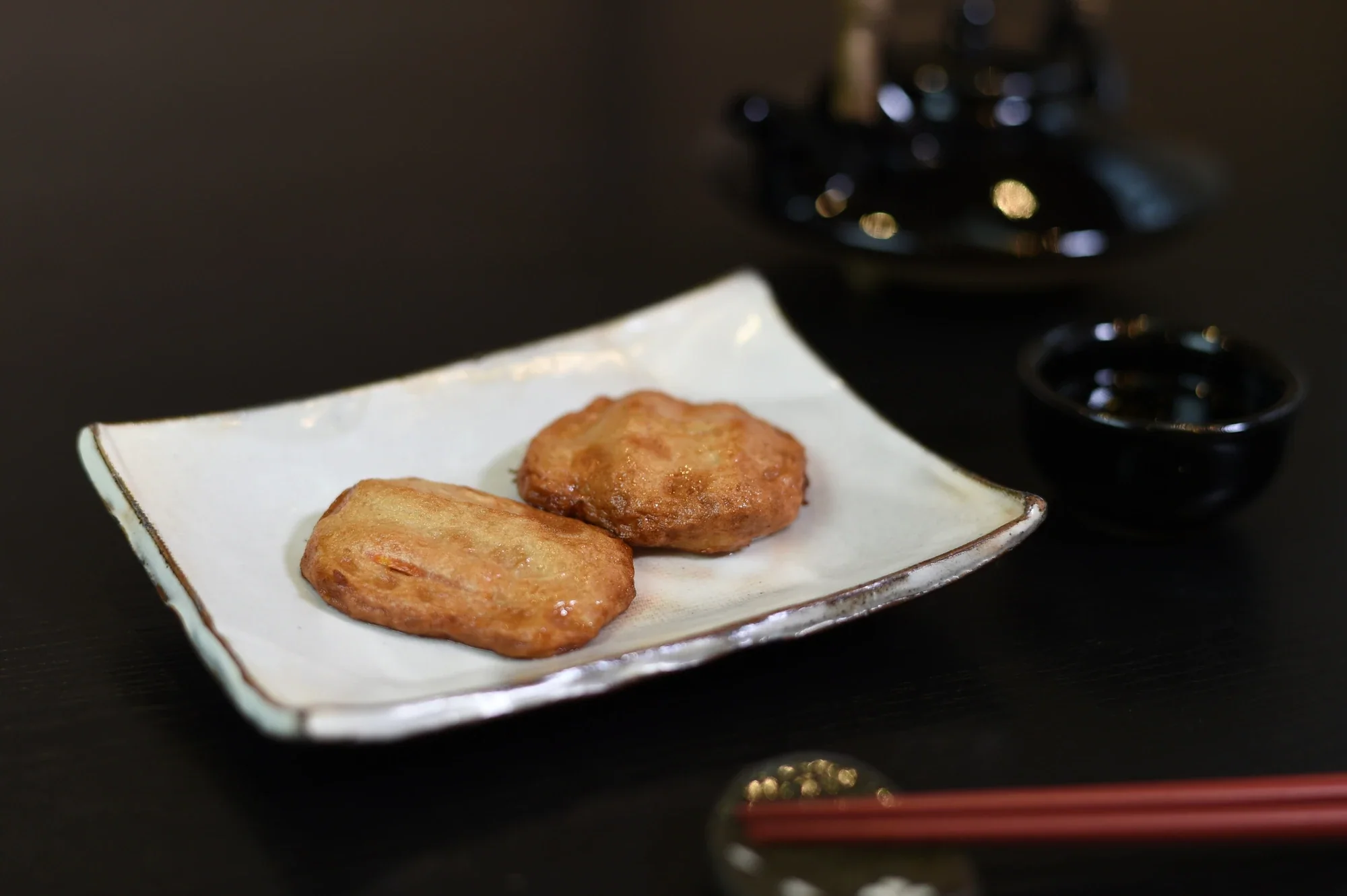 白盤上擺放兩件鹿兒島薩摩揚