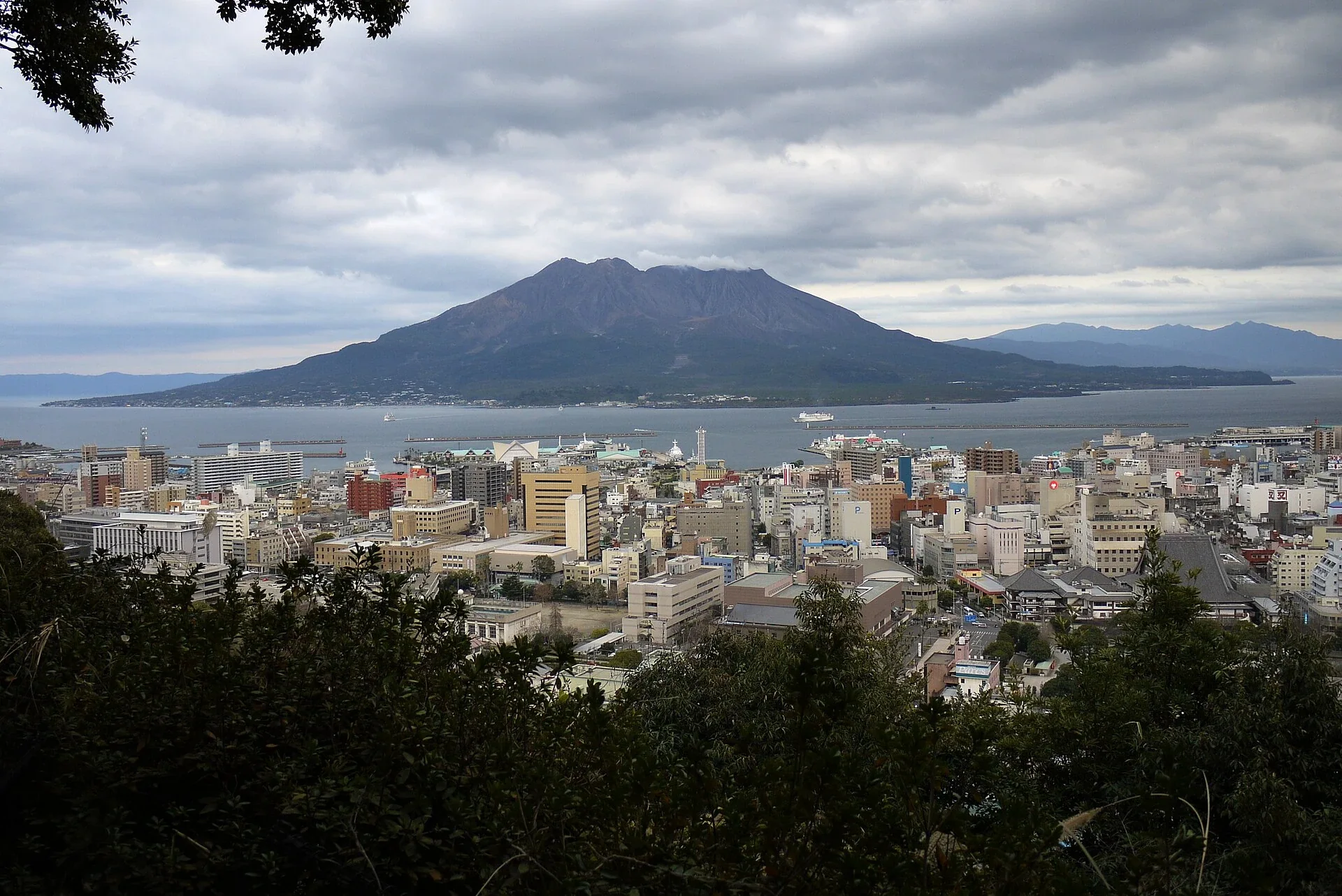 城山展望台眺望櫻島、錦江灣與鹿兒島市區