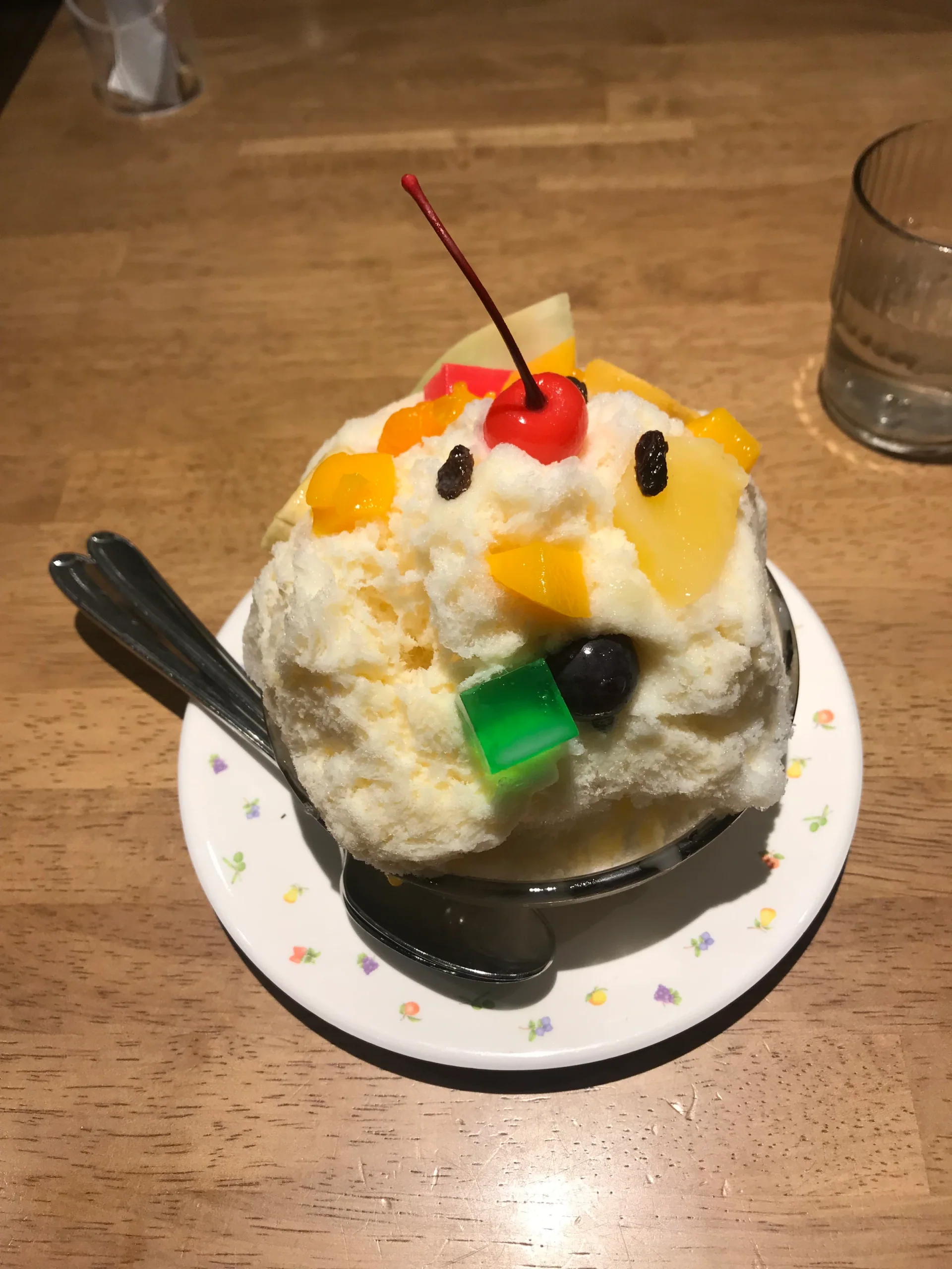 天文館むじゃき白熊刨冰配有彩色水果與寒天，排成白熊的臉