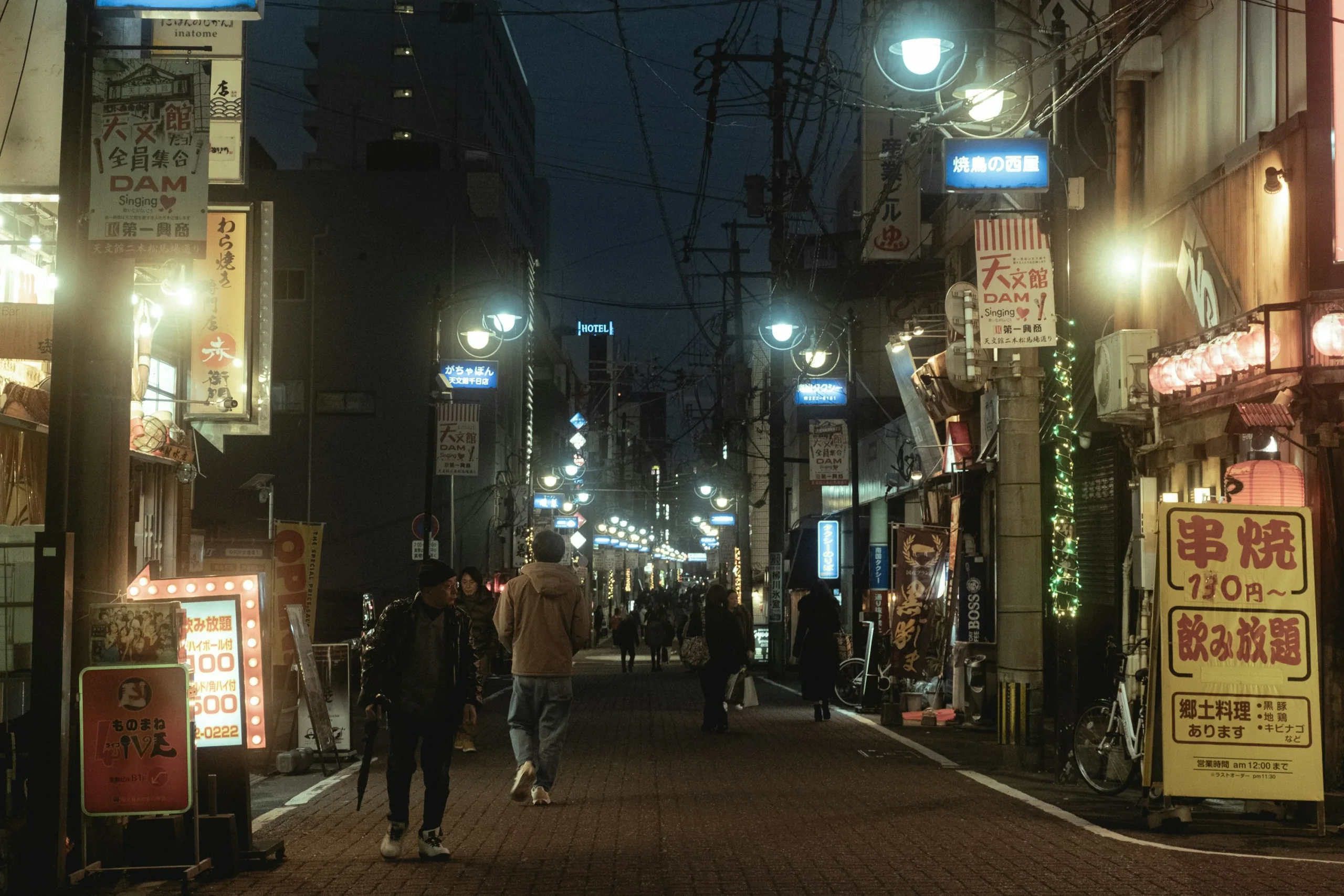 鹿兒島市夜間商店街與店家招牌
