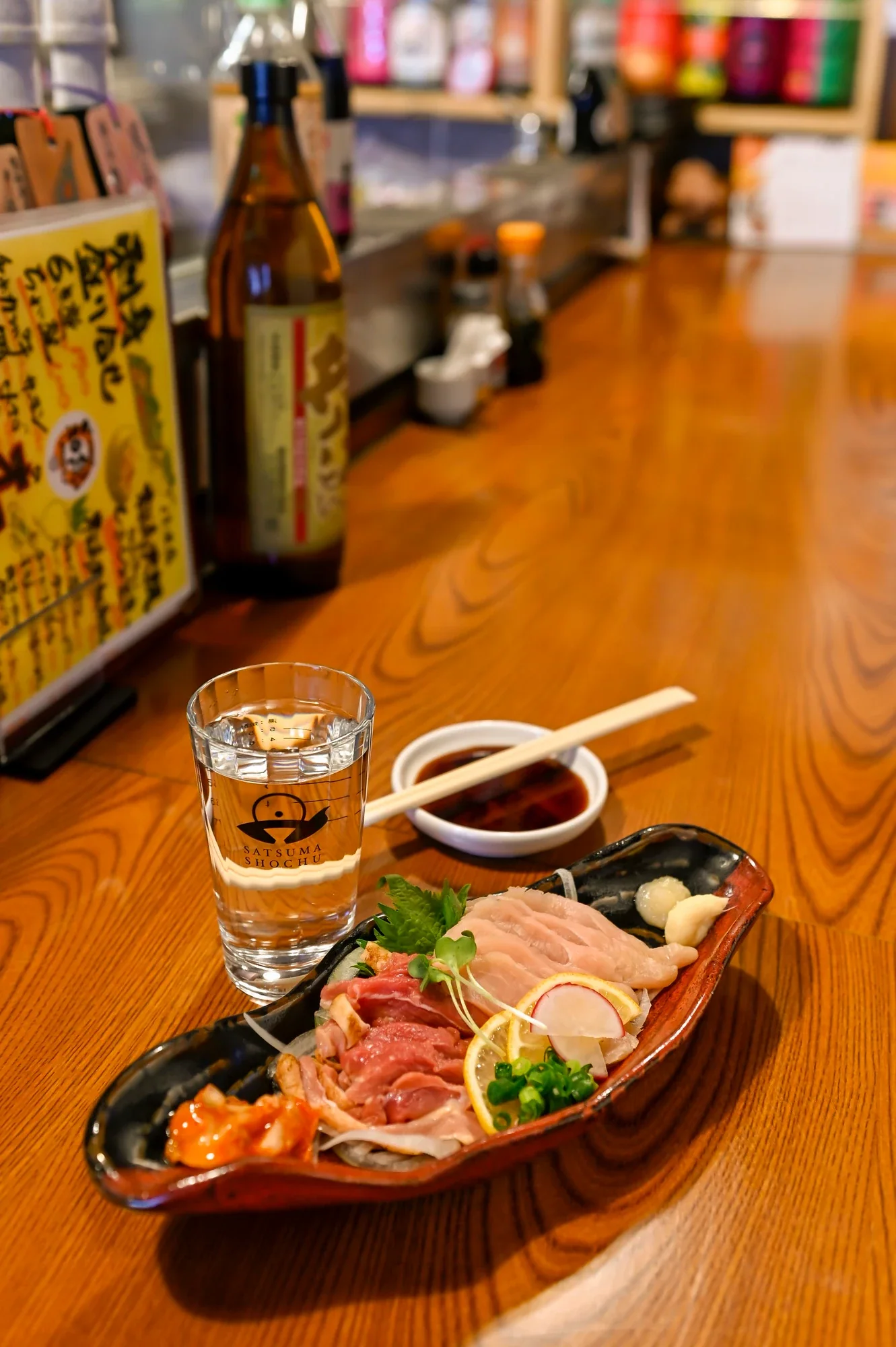 鹿兒島鄉土料理拼盤與桌上酒器