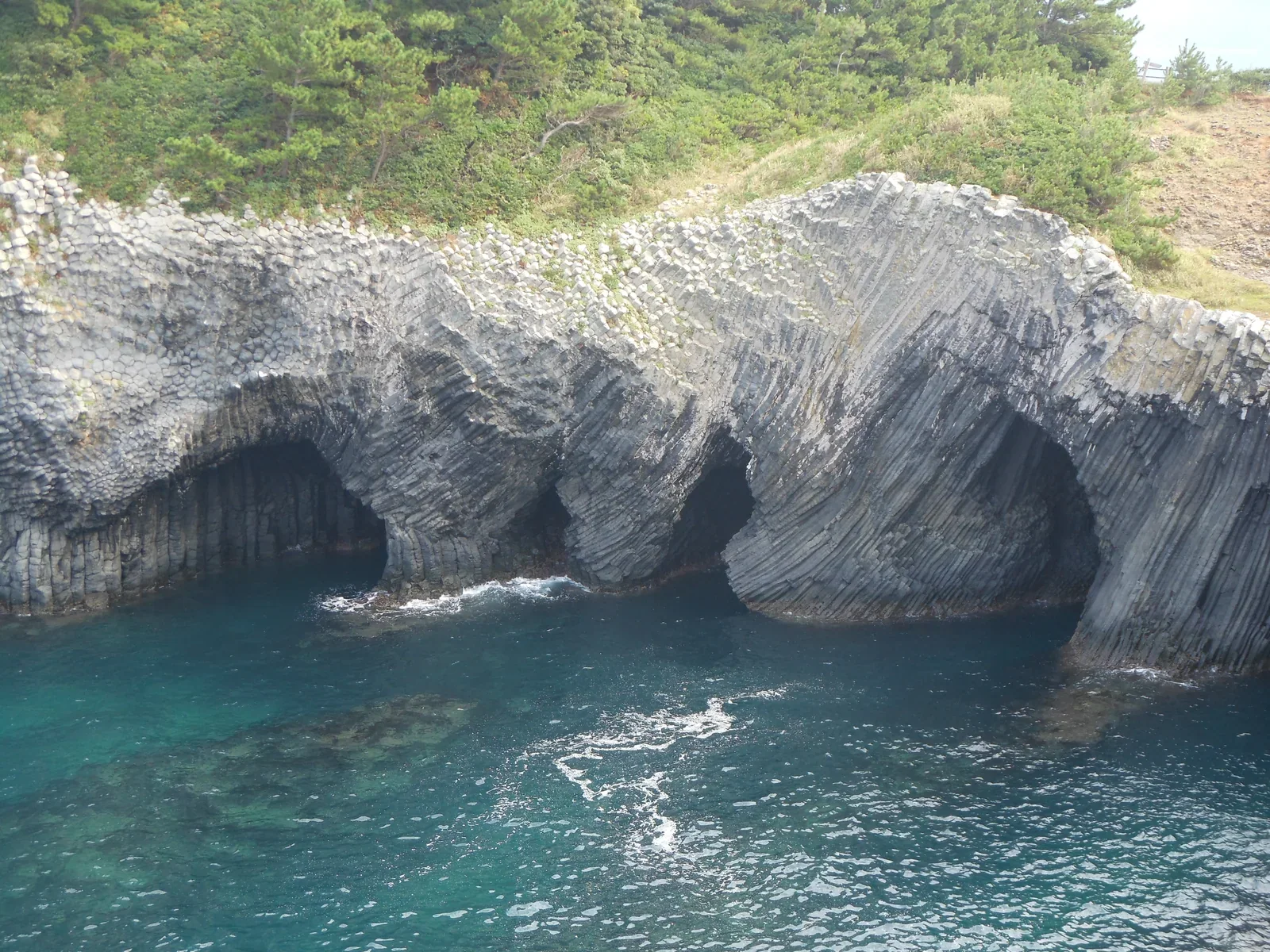 唐津七ツ釜玄武岩海蝕洞與柱狀節理